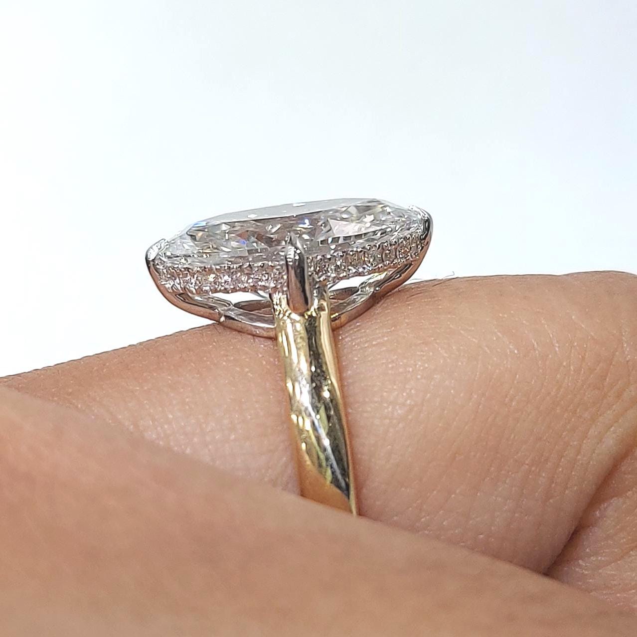 4.1 Ct Ovaler Labor-Diamant Verlobungsring mit verstecktem Halo Oval cut Moissanite engagement ring in 935er Argentium Silber — custom handcrafted by Forever For Love