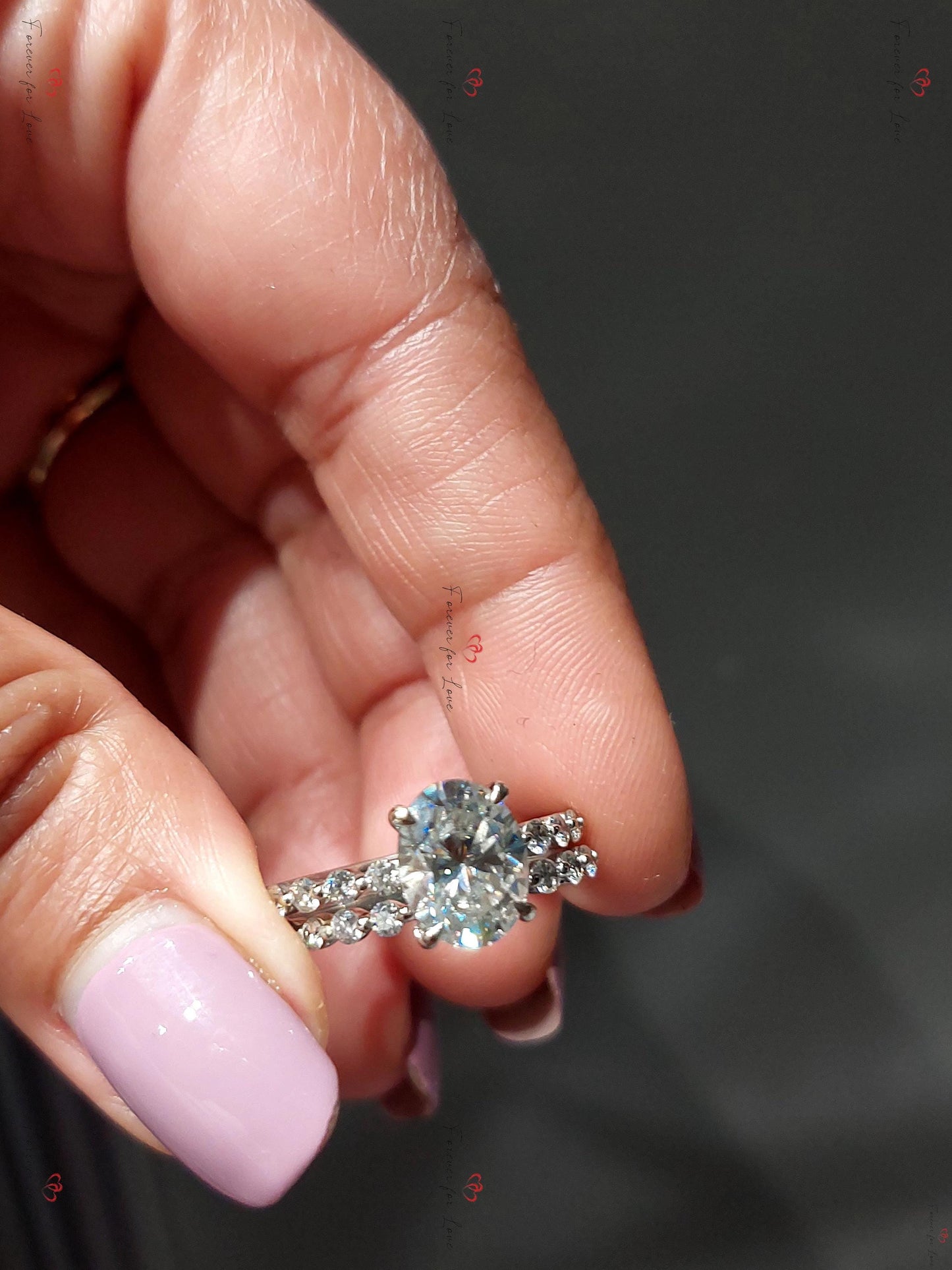 Hochzeitsset mit ovalem 2 Karat Diamanten aus Weißgold, oval geschliffenes Brautset in Crushed Ice Optik, oval geschliffenes Moissanit Brautset, Moissanit Brautset. Oval cut Moissanite engagement ring in 935 Argentium Silber — custom handcrafted by Forever For Love