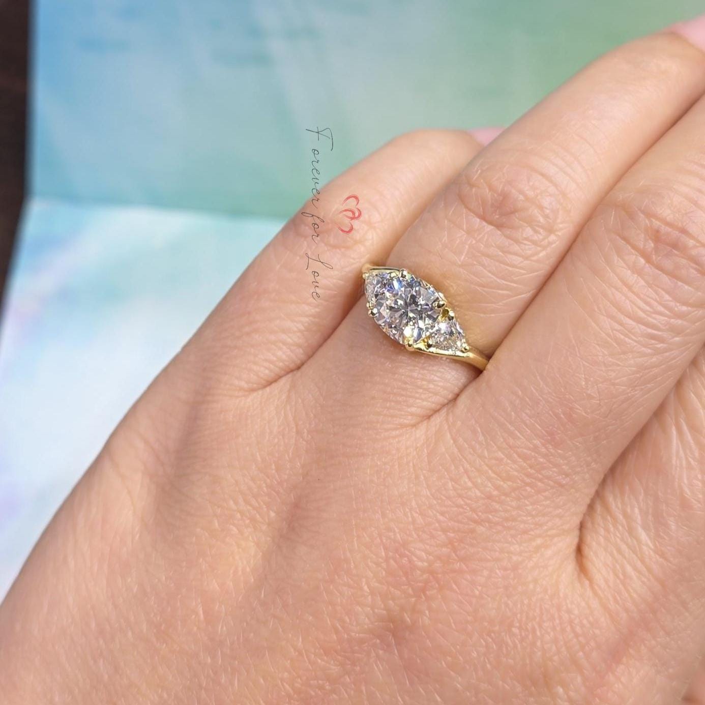 1.5 CT IGI-zertifizierter Kissen Lab Grown Brillant Schliff Ring Diamant Verlobungsring, Kissen Dreistein Lab Grown Verlobungsring Cushion cut Moissanite engagement ring in Gold or Platinum — custom handcrafted by Forever For Love
