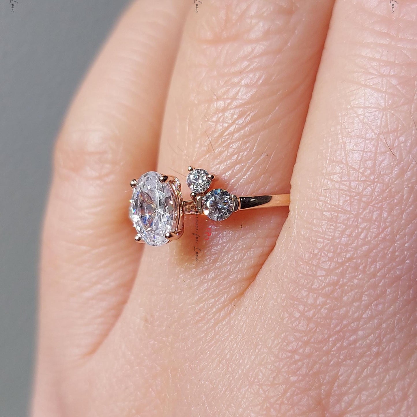 1 Karat IGI zertifizierter ovaler Labor-Diamant-Verlobungsring mit Marquise-Akzenten Oval cut Moissanite engagement ring in 935er Argentium Silber — custom handcrafted by Forever For Love