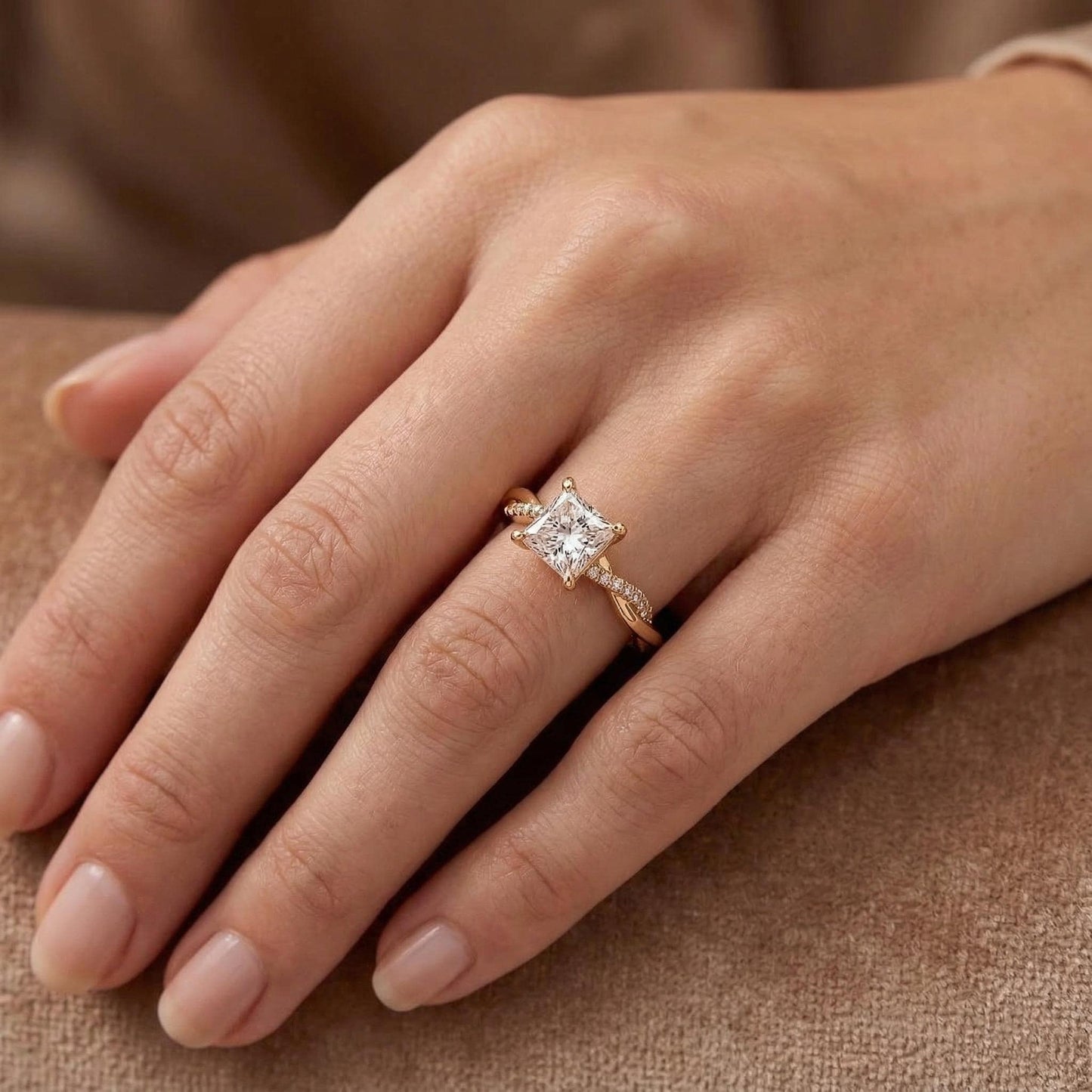 Bague de Fiançailles Princesse avec Diamant de Laboratoire de 1,6 Carat Princess cut 1Ct Moissanite taille brillant engagement ring in Gold or Platinum — custom handcrafted by Forever For Love