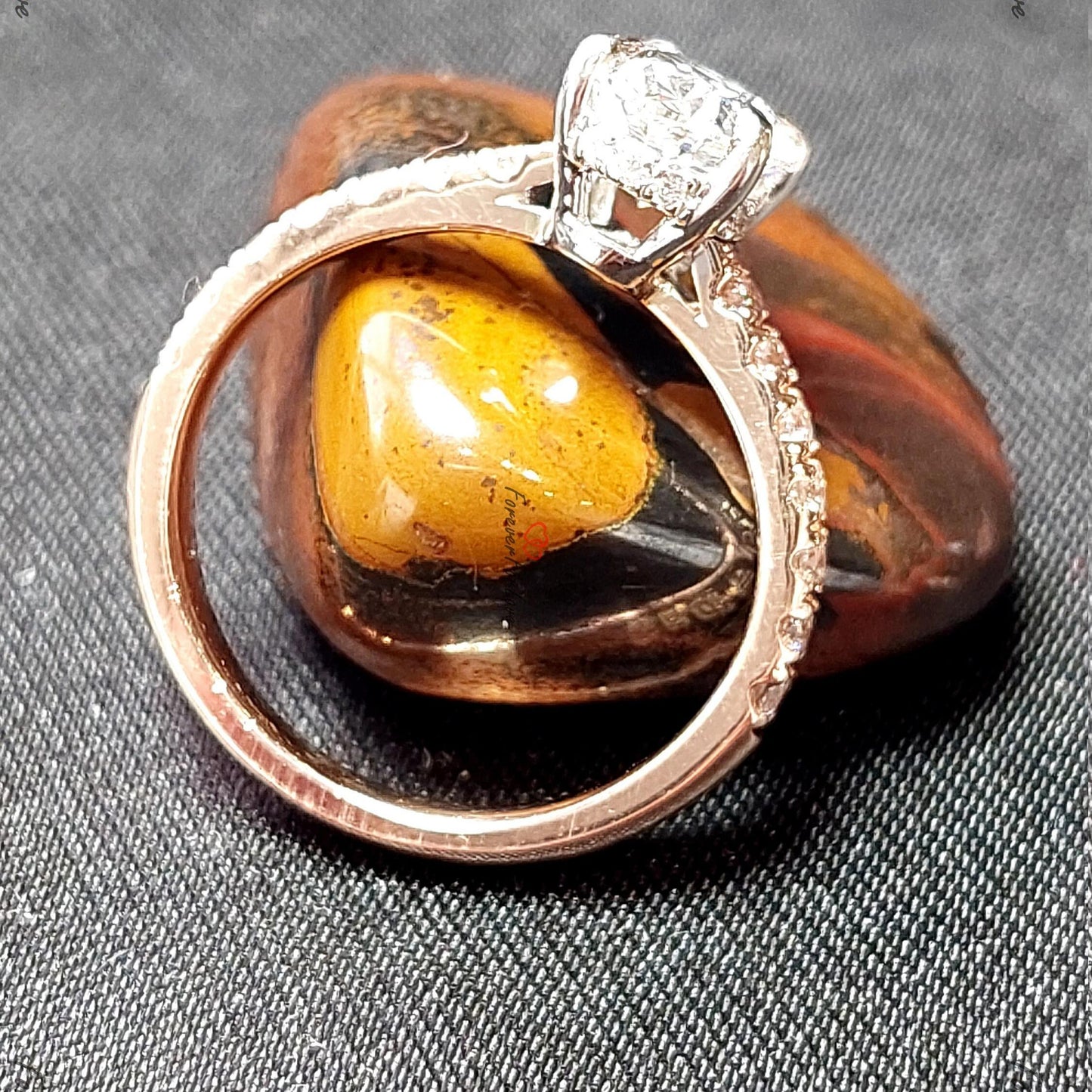 Bague de fiançailles avec diamant de laboratoire ovale de 1,8 carat avec accents Oval cut 1Ct Moissanite taille brillant engagement ring in Gold or Platinum — custom handcrafted by Forever For Love