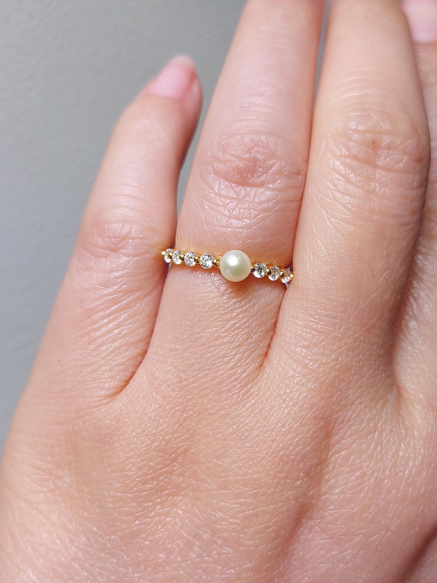 Naturdiamant, Perlen Halb-Eternity-Band Round cut Moissanite engagement ring in 935 Argentium Silber — custom handcrafted by Forever For Love