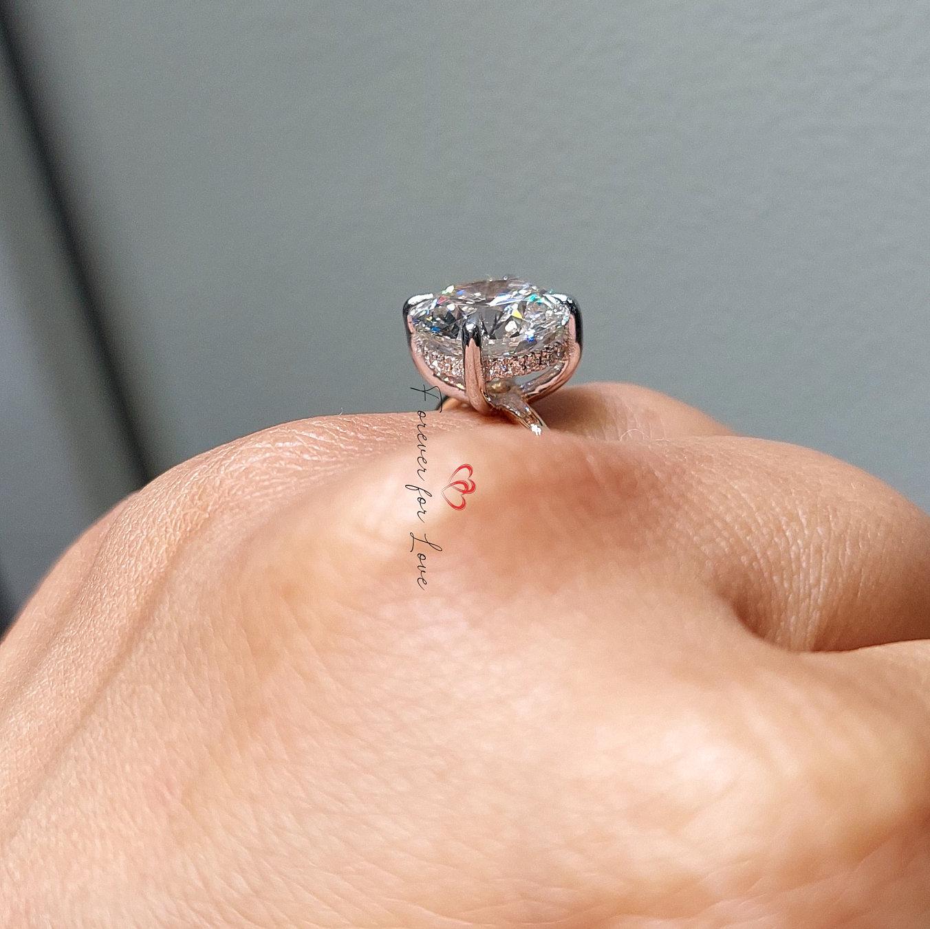 4 Karat runder Labor-Diamant-Verlobungsring mit Krappenfassung Round cut Moissanite engagement ring in 935er Argentium Silber — custom handcrafted by Forever For Love