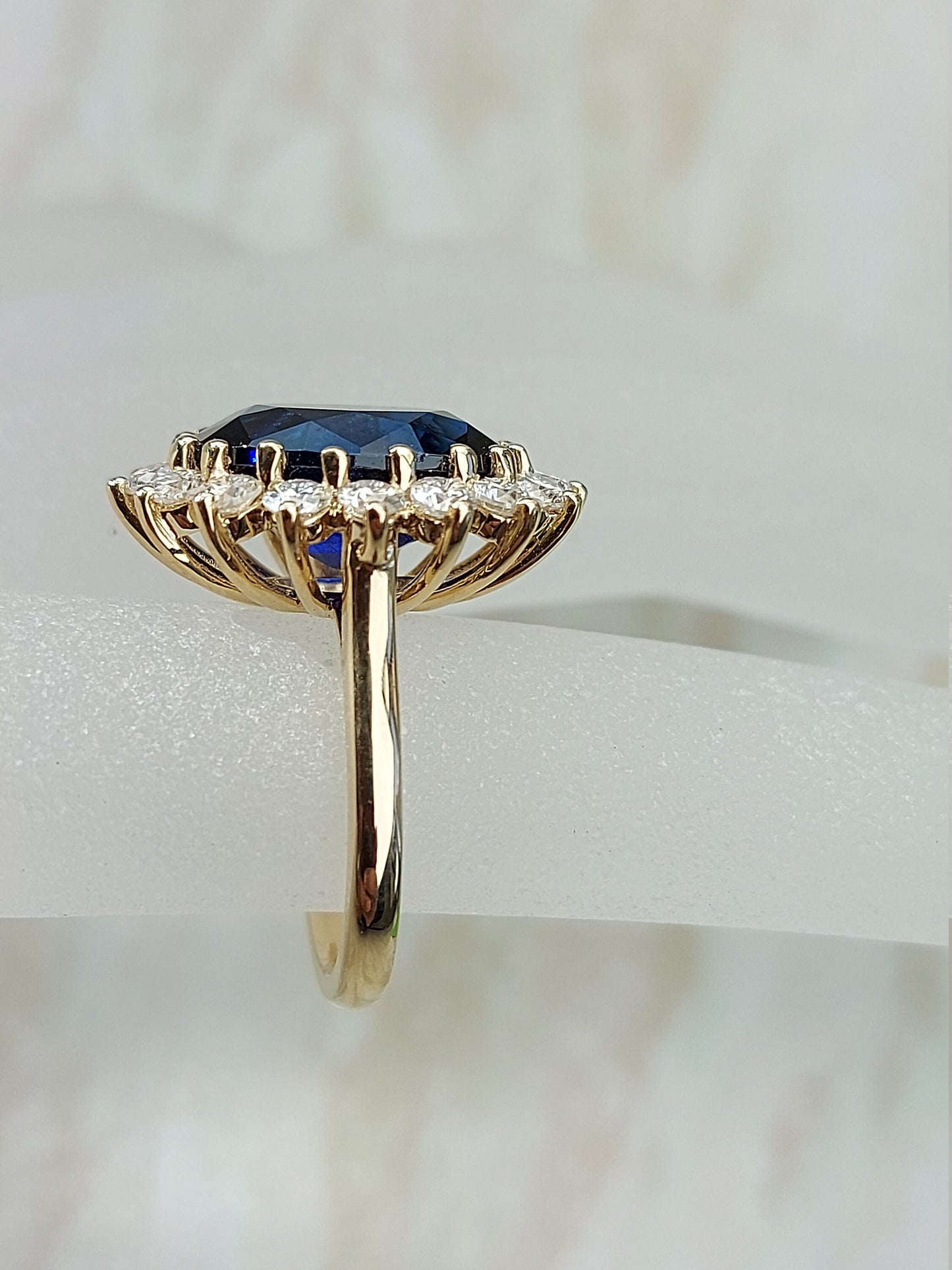 Bague de Fiançailles Ovale 6 carats avec Diamant Bleu Naturel et Saphir Oval cut 1Ct Saphir naturel engagement ring in Gold or Platinum — custom handcrafted by Forever For Love