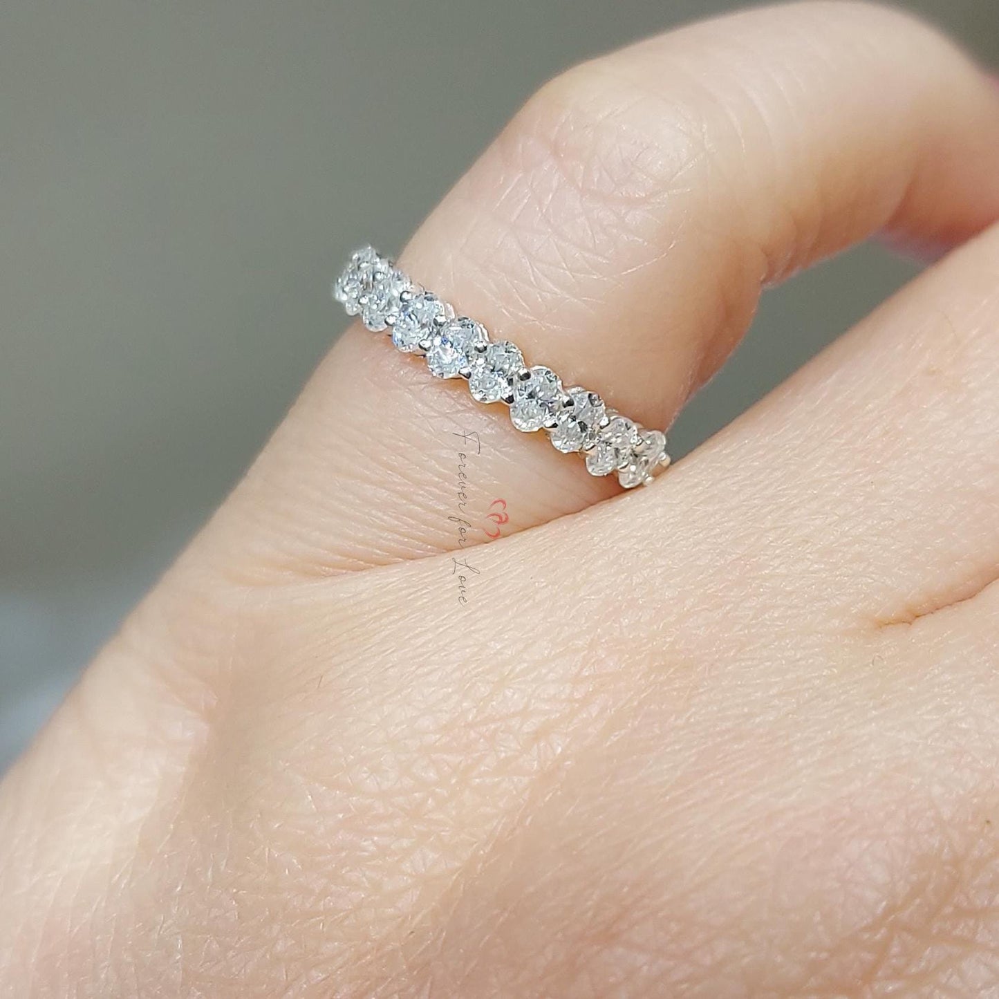 Moissanit Ehering Damen Einzigartiger ovaler Halbe Ewigkeit Band Roségold Ehering Vintage Stapelbarer passender Brautring Verlobungsring Oval cut Moissanite engagement ring in 935 Argentium Silber — custom handcrafted by Forever For Love