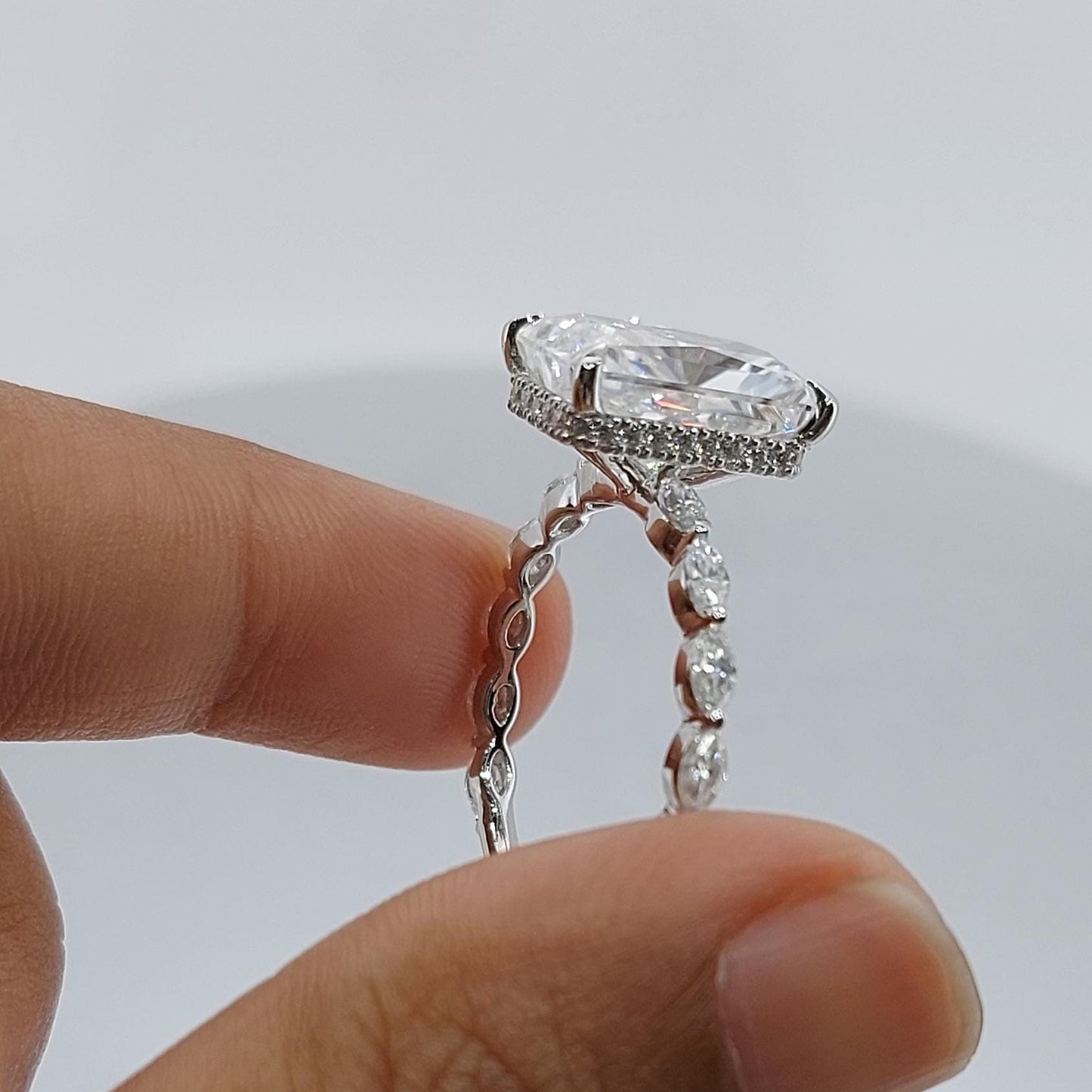 6 Karat strahlender Moissanit-Verlobungsring mit Karat-Optionen Radiant cut Moissanite engagement ring in 935 Argentium Silber — custom handcrafted by Forever For Love