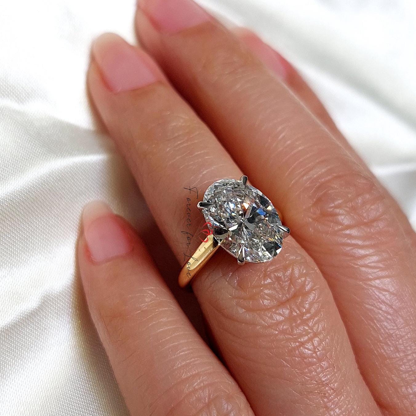 4 Karat ovaler Solitär-Verlobungsring mit Labor-Diamant Oval cut Moissanite engagement ring in 935er Argentium Silber — custom handcrafted by Forever For Love