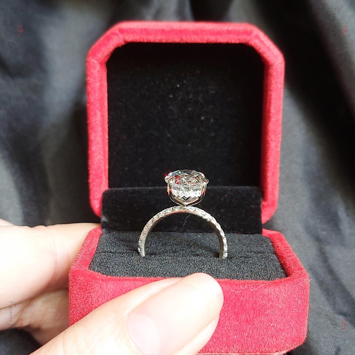 Bague de fiançailles pavée avec diamant de laboratoire ovale 5,5 carats Oval cut 1Ct Moissanite Taille Brillante engagement ring in Gold or Platinum — custom handcrafted by Forever For Love