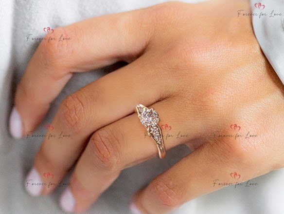 Verlobungsring mit rundem Labor-Diamanten Round cut Moissanite engagement ring in Gold or Platinum — custom handcrafted by Forever For Love