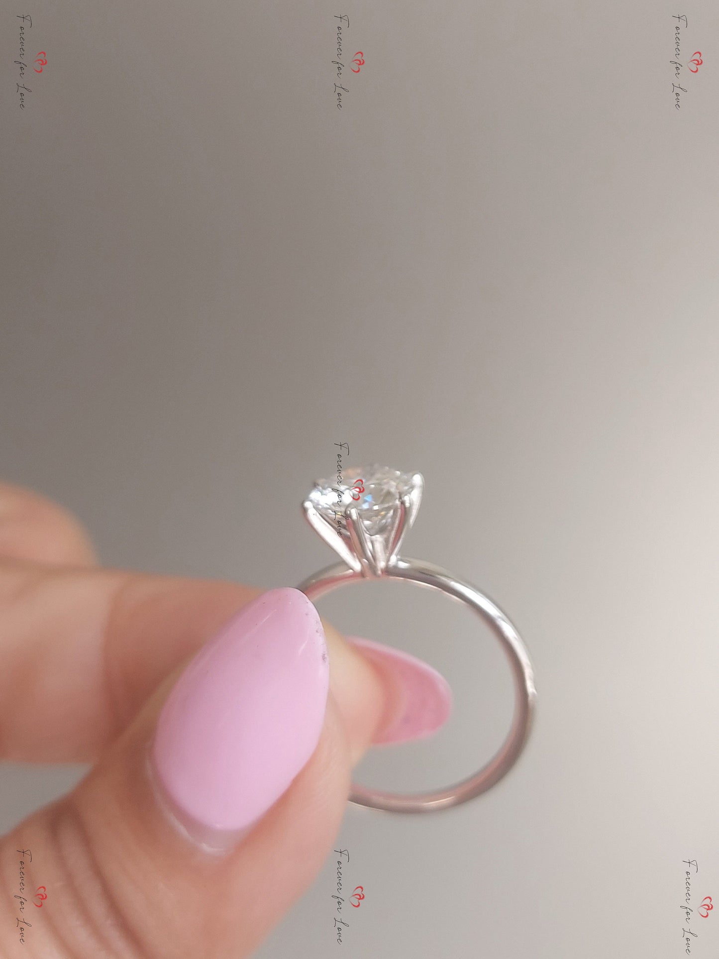 Bague de fiançailles solitaire avec diamant rond de 1,6 carat Round cut 1Ct Moissanite taille brillant engagement ring in Gold or Platinum — custom handcrafted by Forever For Love