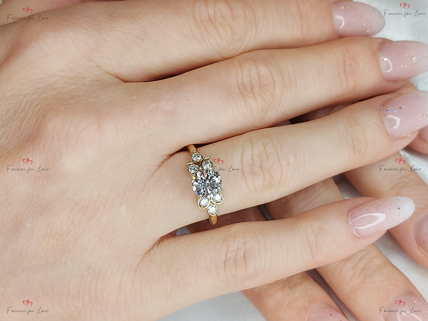 1 Karat IGI zertifizierter runder dreisteiniger Verlobungsring aus Labordiamanten Round cut Moissanite engagement ring in Gold or Platinum — custom handcrafted by Forever For Love