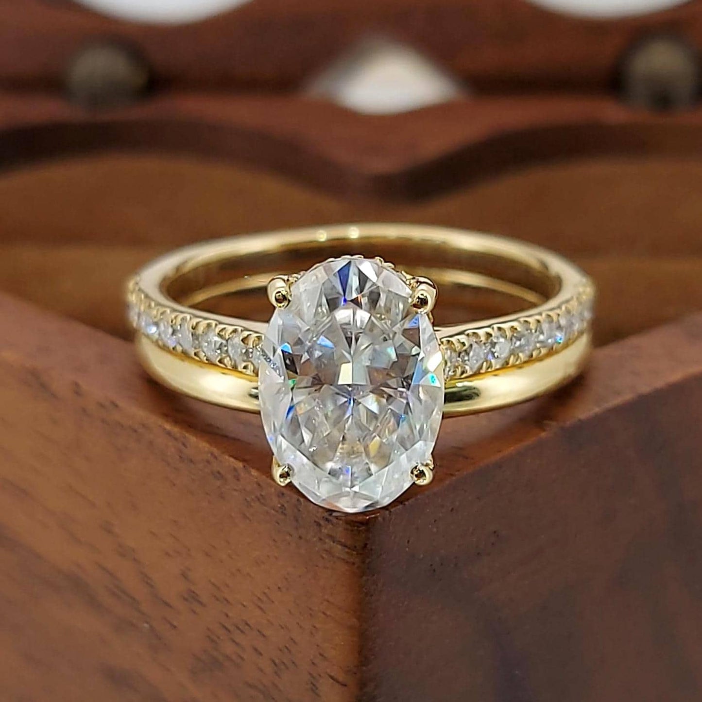 Bague éternité ovale en moissanite de 2 carats Oval cut Moissanite Taille Brillante engagement ring in Gold or Platinum — custom handcrafted by Forever For Love