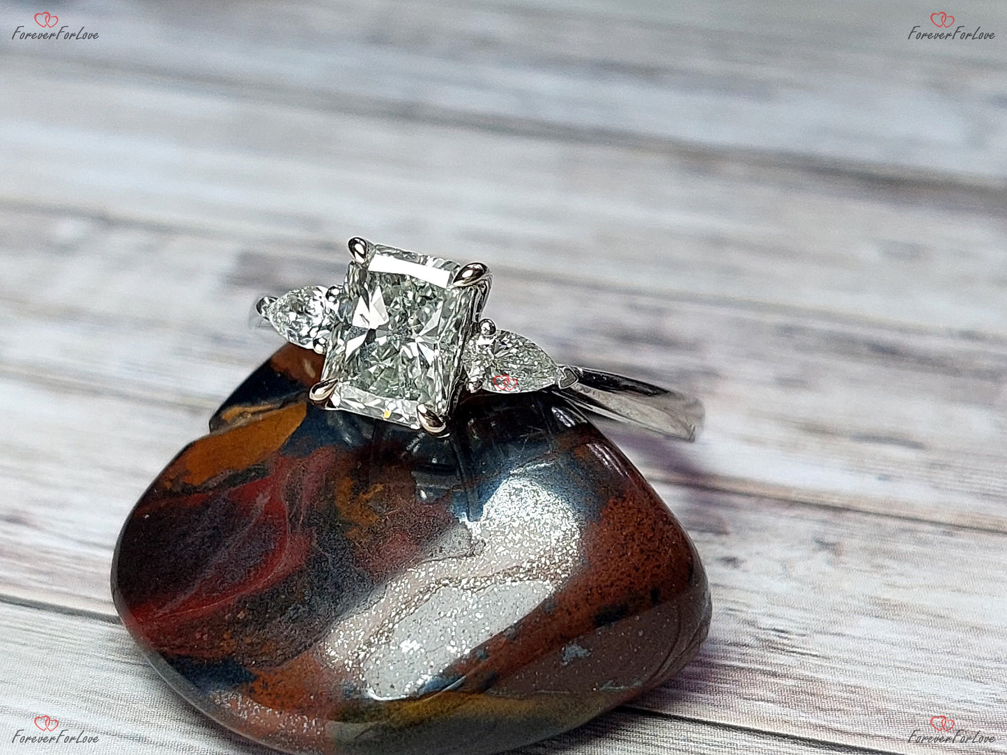 1 Karat strahlender Diamant-Verlobungsring mit Birnen-Akzenten Radiant cut Moissanite engagement ring in 935er Argentium Silber — custom handcrafted by Forever For Love