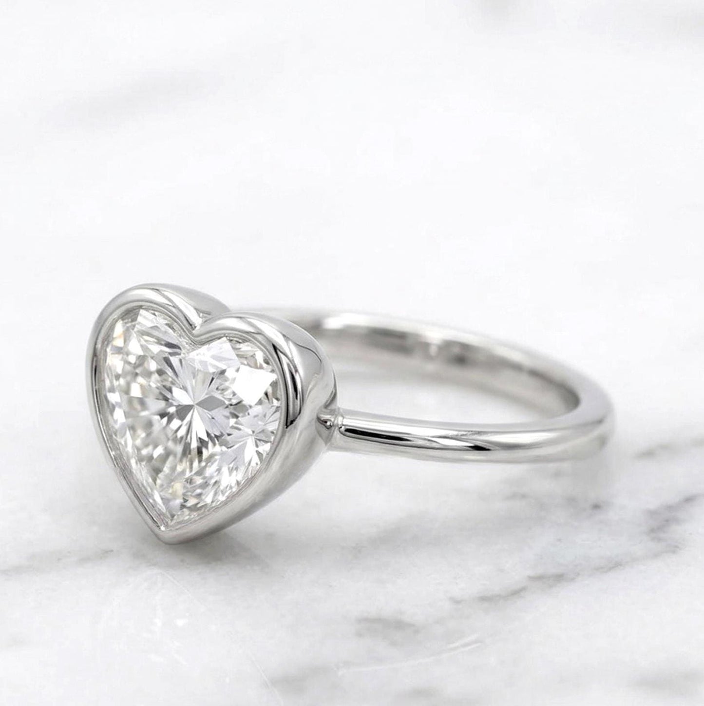 Bague de fiançailles solitaire 5 carats en diamant de laboratoire taille cœur Heart cut 1Ct Moissanite taille brillant engagement ring in Gold or Platinum — custom handcrafted by Forever For Love