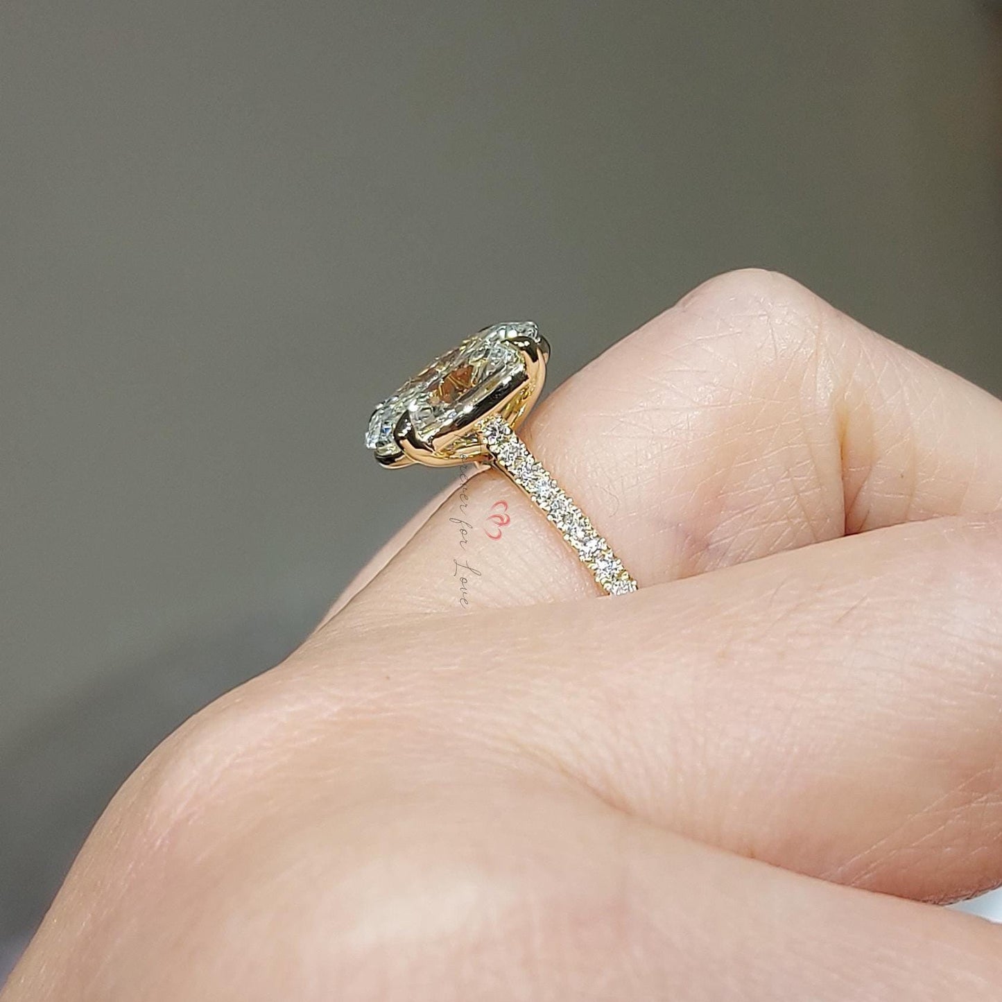 Verlobungsring mit 3,6 Karat ovalem Labor-Diamant und verstecktem Halo Oval cut Moissanite engagement ring in 935er Argentium Silber — custom handcrafted by Forever For Love