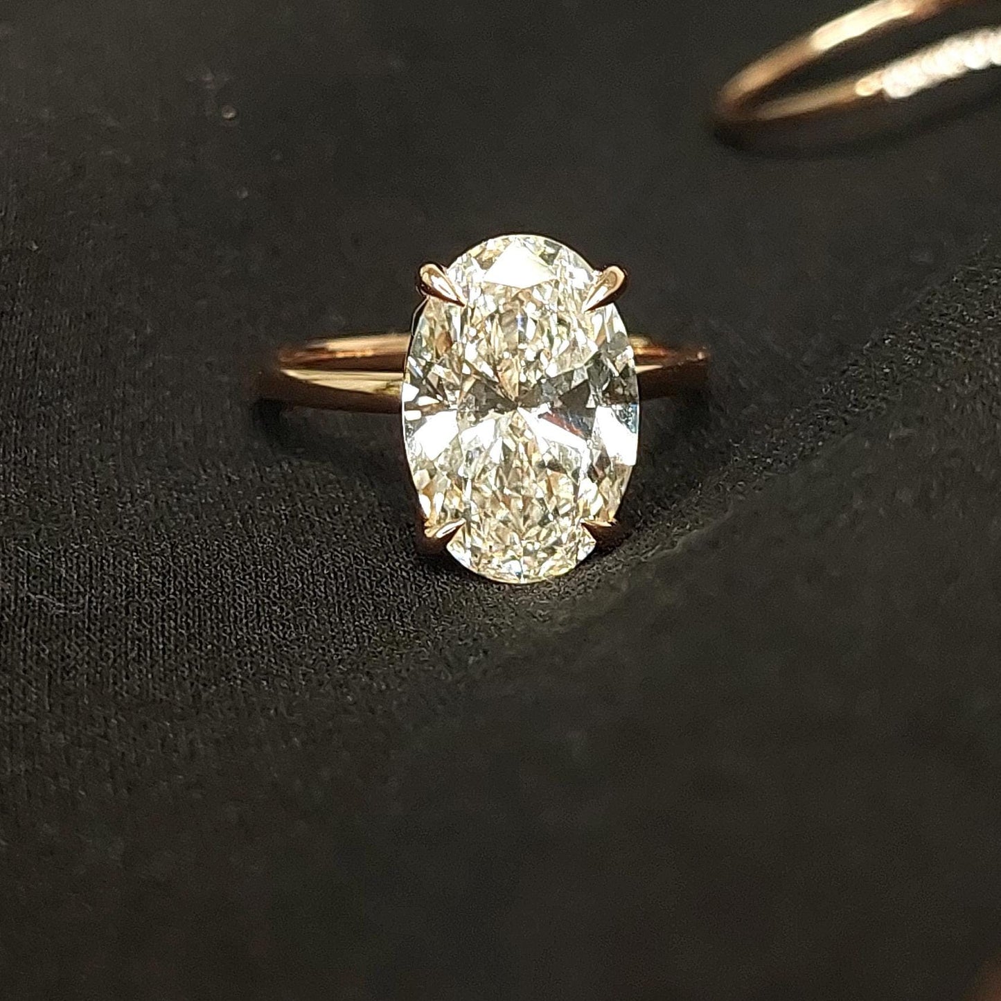 Bague de Fiançailles Solitaire 4 Ct Ovale en Diamant de Laboratoire Certifié IGI Oval cut 1Ct Moissanite taille brillant engagement ring in Gold or Platinum — custom handcrafted by Forever For Love