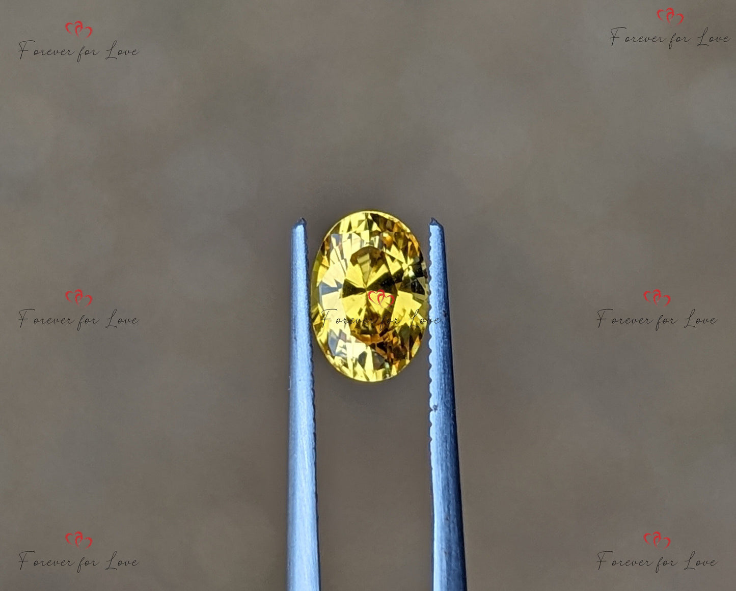 Ein natürlicher, eleganter, wärmebehandelter, aus Ceylon stammender, goldgelber Saphir im Ovalschliff. Dieser Stein wiegt 1,06 Karat. Moissanite engagement ring in Gold or Platinum — custom handcrafted by Forever For Love