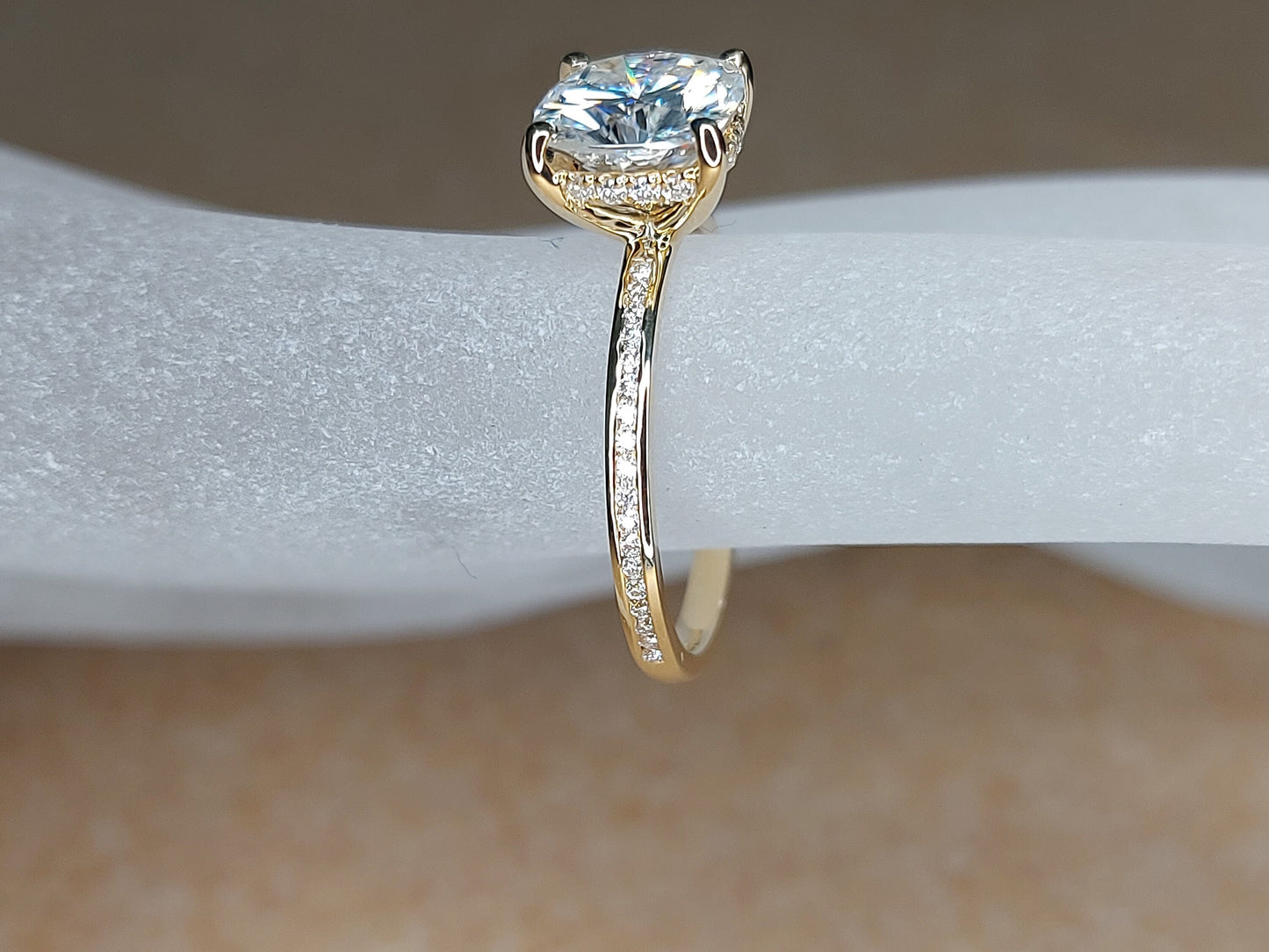 Bague de fiançailles coussin en moissanite 1,7 carat avec halo caché Cushion cut 1Ct Moissanite taille brillant engagement ring in Gold or Platinum — custom handcrafted by Forever For Love