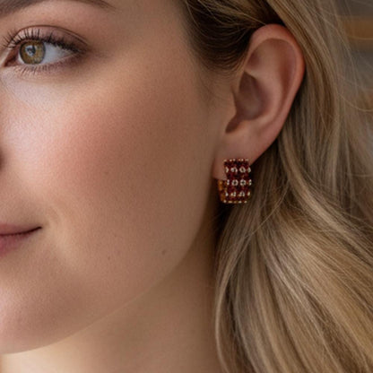 Créoles Grenat Huggies, Boucles d'Oreilles Huggies Rouges en Or 14 carats Petites Créoles avec Pierres Rouges, Cadeau Unique pour Femme