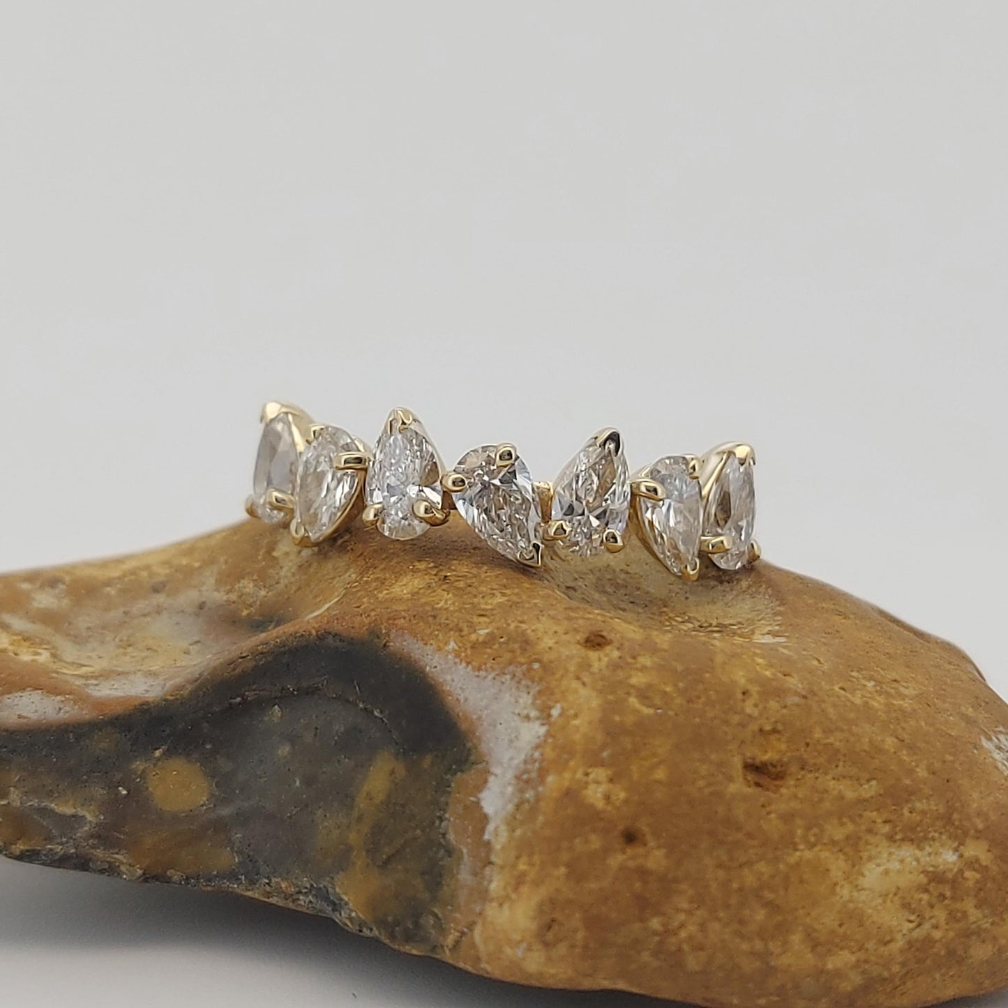 Birnen Labor-Diamant Halb-Eternity-Ring — Platin Pear cut Moissanite engagement ring in 935 Argentium Silber — custom handcrafted by Forever For Love