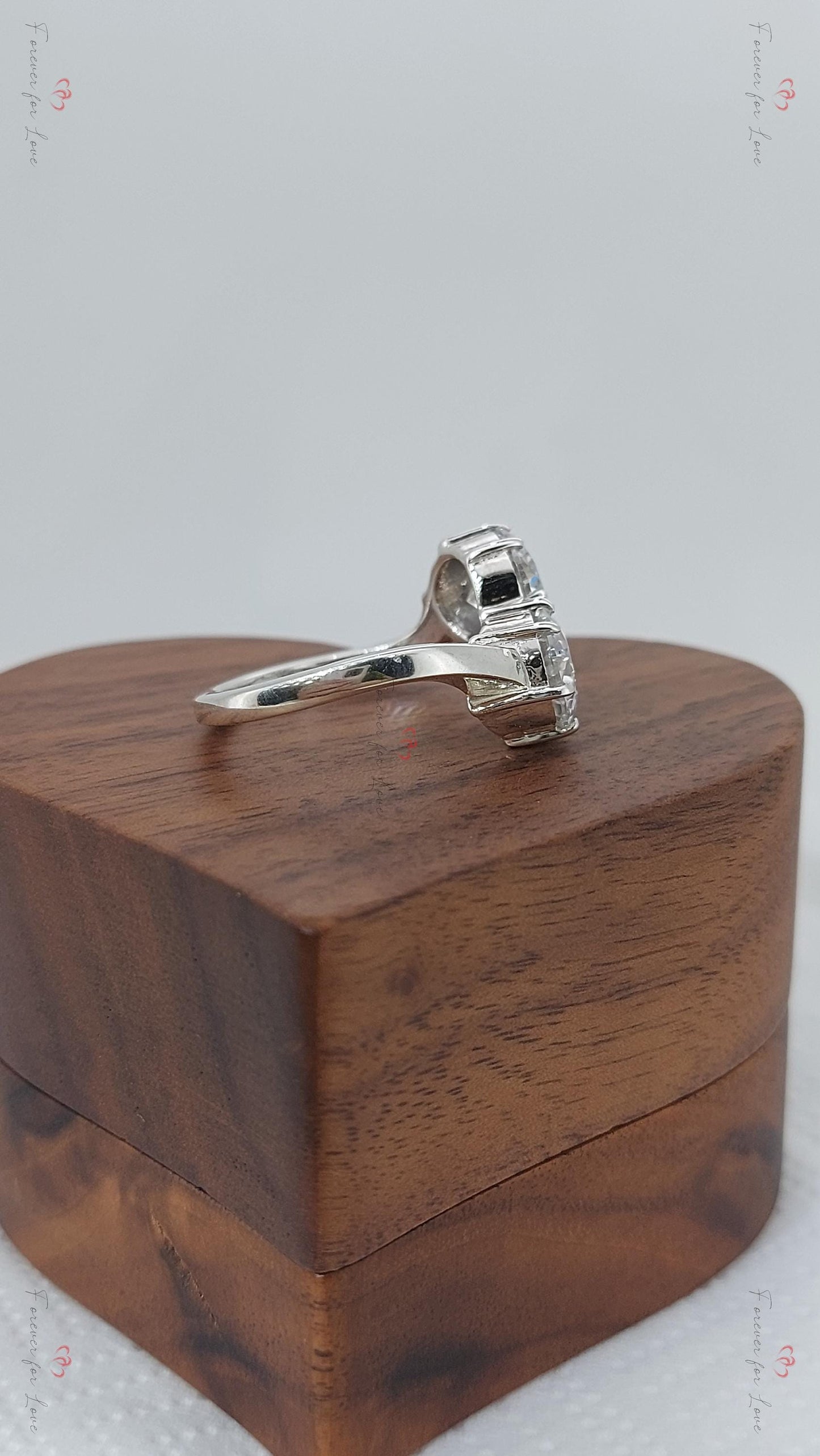 Bague de Fiançailles Solitaire 4 Ct avec Diamant de Laboratoire Rond Certifié IGI Round cut 1Ct Moissanite coupe brillante engagement ring in Gold or Platinum — custom handcrafted by Forever For Love