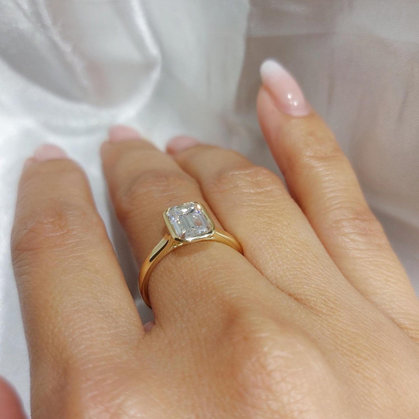 Bague de fiançailles solitaire émeraude en diamant émeraude et moissanite de 2 ct Emerald cut 1Ct Moissanite taille brillant engagement ring in Gold or Platinum — custom handcrafted by Forever For Love