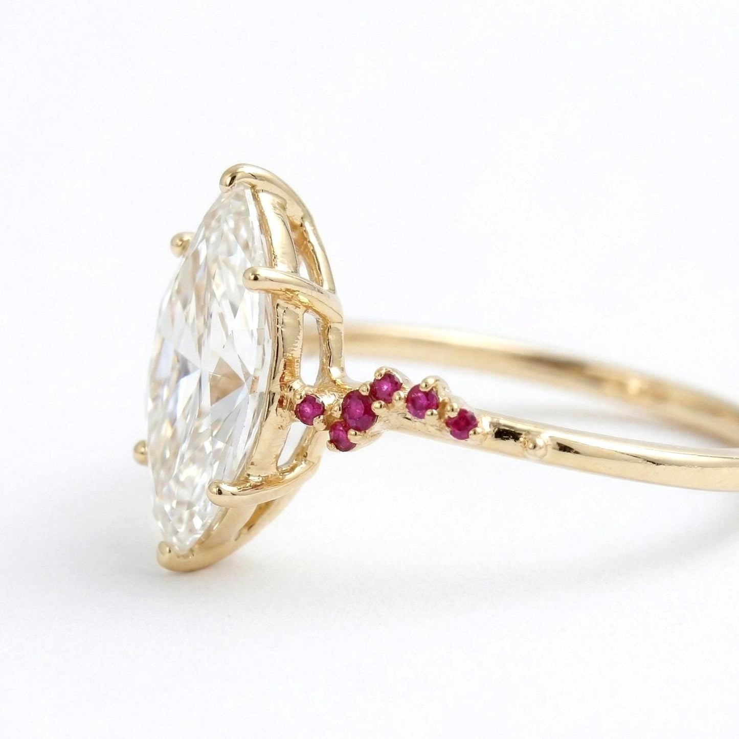 3.25 Karat IGI-zertifizierter Marquise-Labor-Diamant, Rubin-Verlobungsring Marquise cut Moissanite engagement ring in 935 Argentium Silber — custom handcrafted by Forever For Love