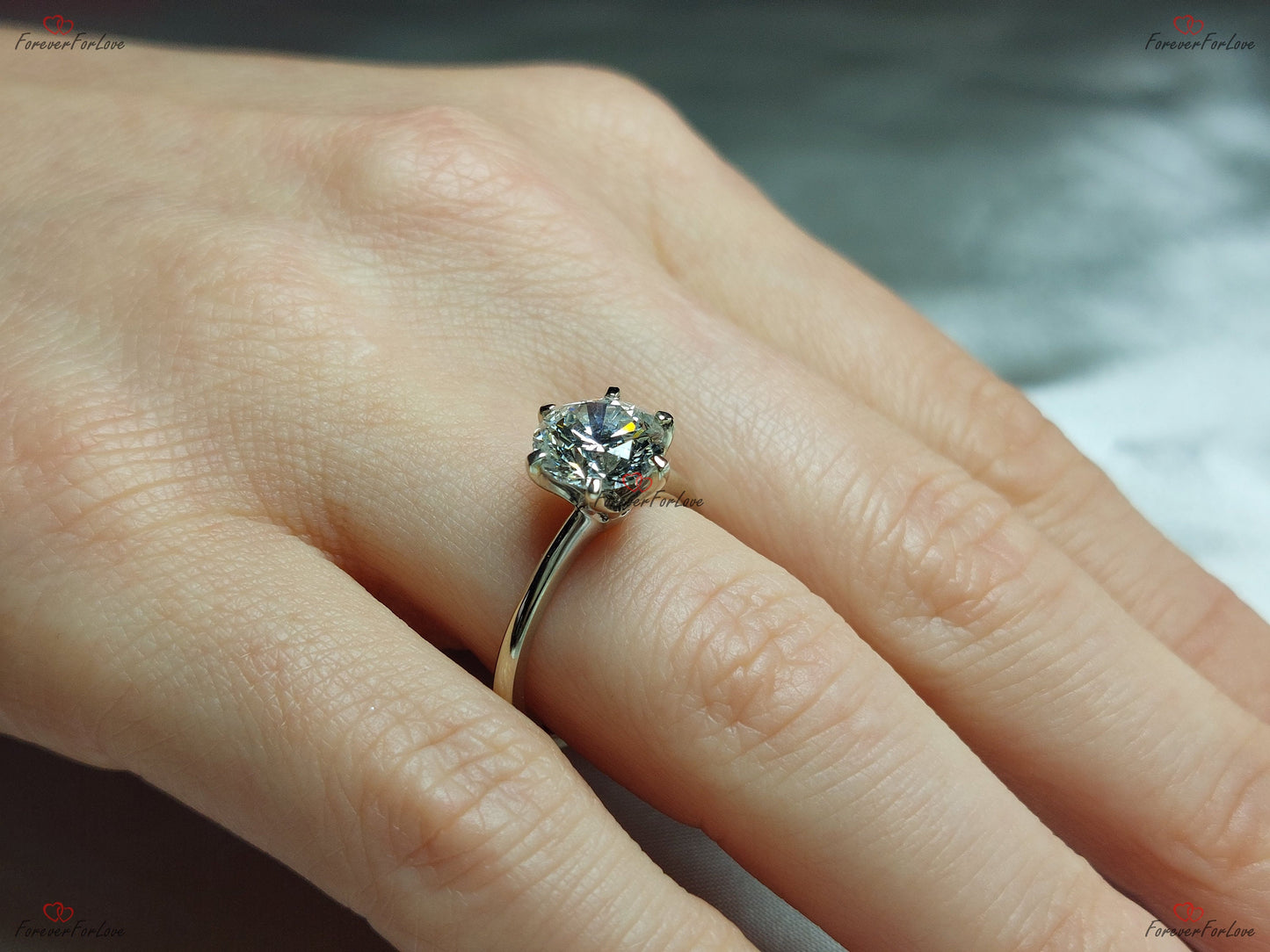 Bague de fiançailles solitaire en diamant rond de laboratoire de 2,5 carats certifié IGI Round cut 1Ct Moissanite taille brillant engagement ring in Gold or Platinum — custom handcrafted by Forever For Love