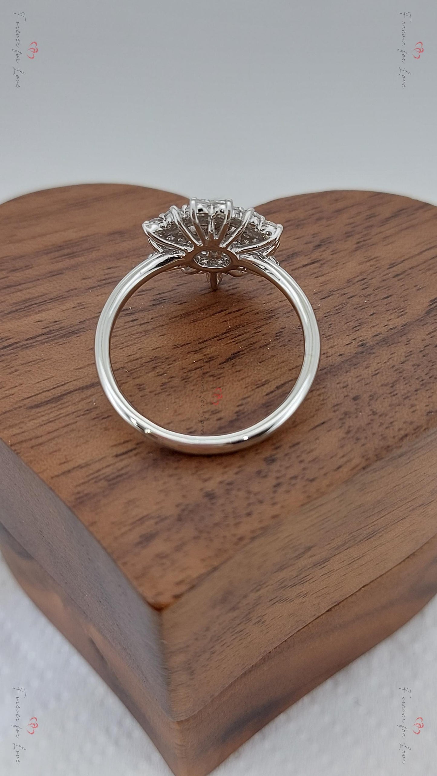 2 Karat runder Labor-Diamant-Solitärring mit Seitensteinen Round cut Moissanite engagement ring in 935 Argentium Silber — custom handcrafted by Forever For Love