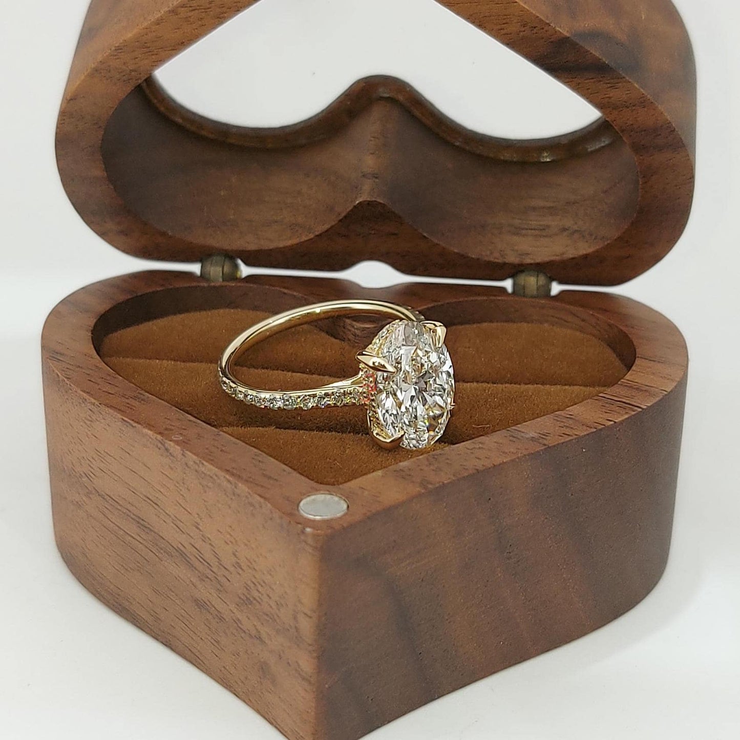 Ensemble Bague de Fiançailles et Alliance avec Diamant Ovale de Laboratoire 3 Carats Oval cut 1Ct Moissanite taille brillant engagement ring in Gold or Platinum — custom handcrafted by Forever For Love