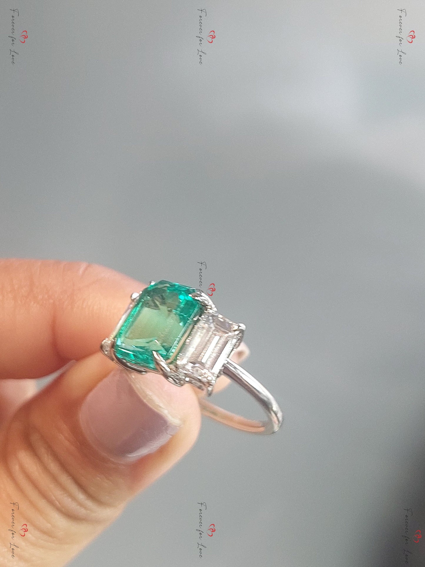 Verlobungs- und Hochzeits-Set mit Smaragd und Moissanit, handgefertigt in Weiß-/Rosé-/Gelbgold oder Platin, Smaragd-Brautring-Set, Smaragd-Antragsring Emerald cut Moissanite engagement ring in 935er Argentium Silber — custom handcrafted by Forever For Love