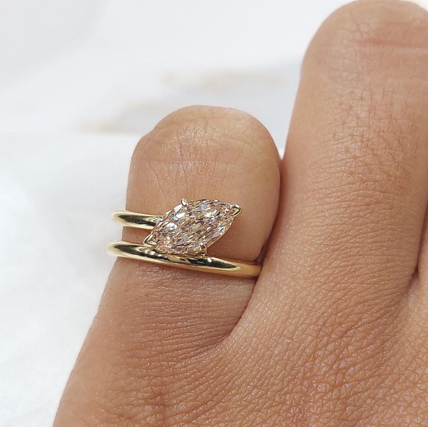 Bague de fiançailles en diamant de laboratoire taille marquise rose, certifiée IGI, bague rose vif, design unique, cadeau de mariage pour elle. Marquise cut 1Ct Moissanite, taille brillant engagement ring in Gold or Platinum — custom handcrafted by Forever For Love
