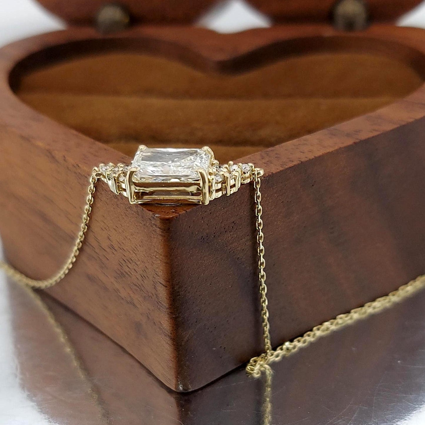 1 Karat Radiant Schliff Diamant Halskette, 14k Gelbgold, Zierlicher minimalistischer Anhänger, Diamant Halskette für Damen, Besonderes Geschenk für Sie. Moissanite engagement ring in Gold or Platinum — custom handcrafted by Forever For Love