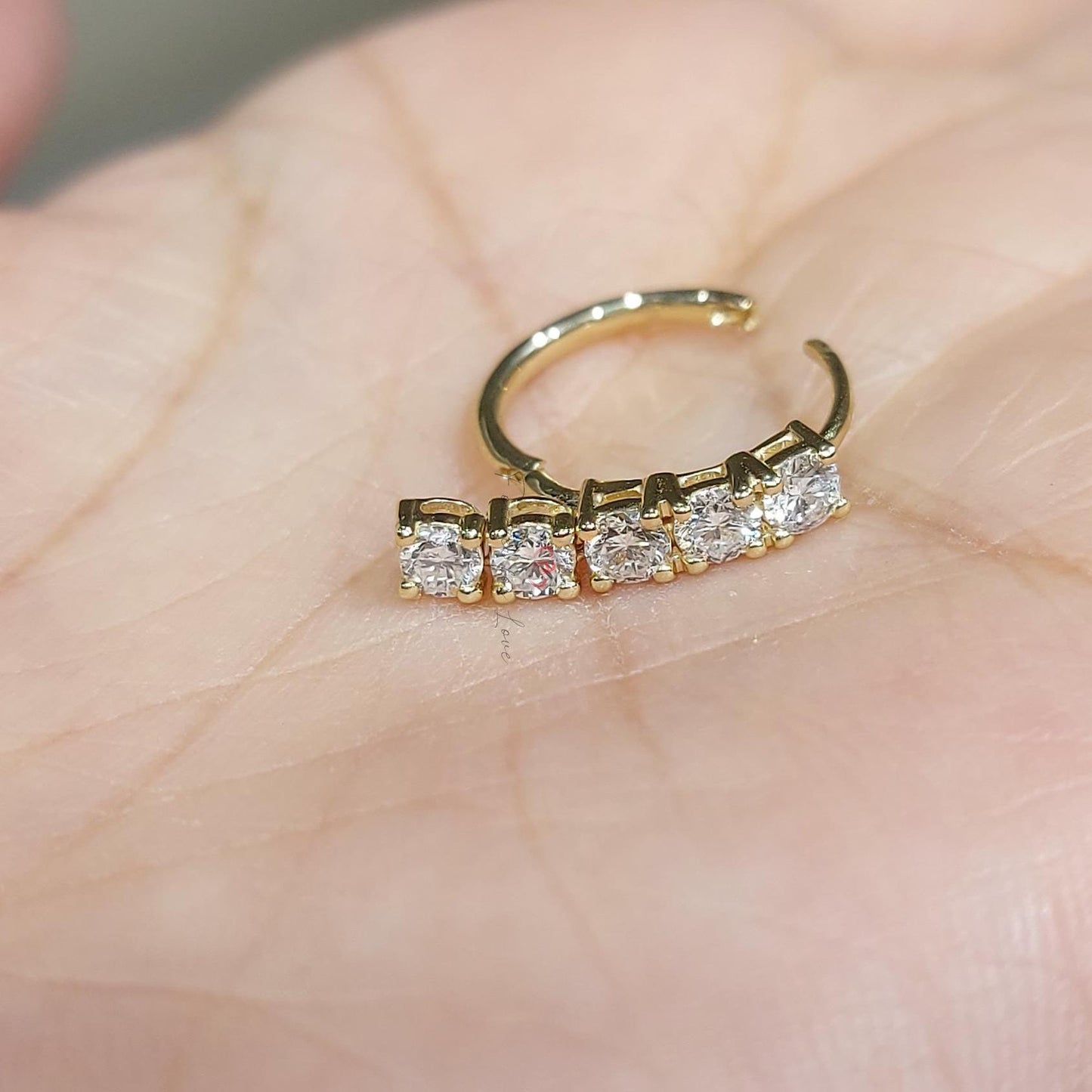 14k Gold- und Diamant-Creolen, 3mm Diamant-Huggies, baumelnde Diamanten, echte Diamanten, 14k Rosé-, Weiß-, Gelbgold Ohrringe Paar. Moissanite engagement ring in Gold or Platinum — custom handcrafted by Forever For Love
