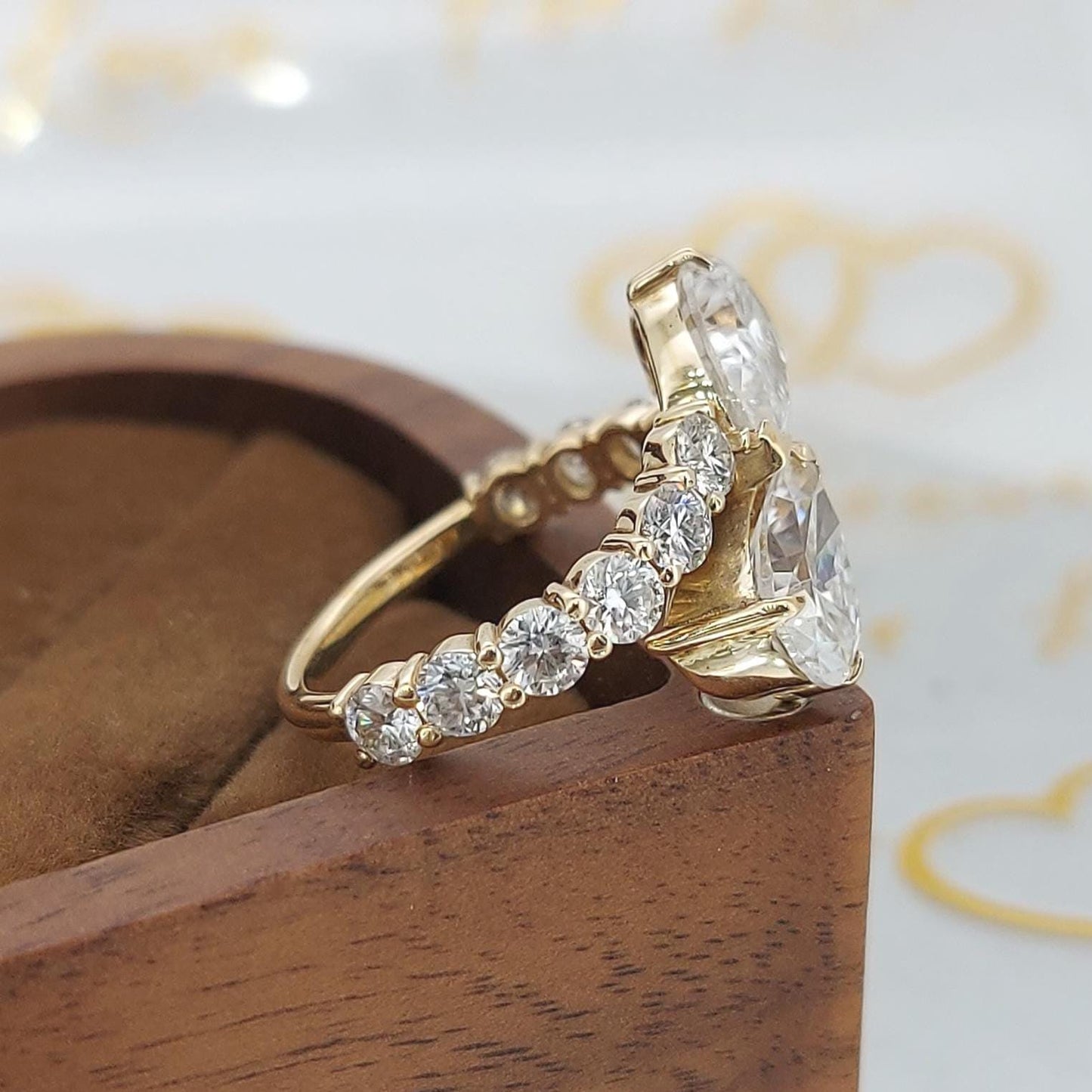 Bague de Fiançailles Poire en Diamant de Laboratoire de 3,6 Ct Certifié IGI Pear cut 1Ct Moissanite taille brillant engagement ring in Gold or Platinum — custom handcrafted by Forever For Love