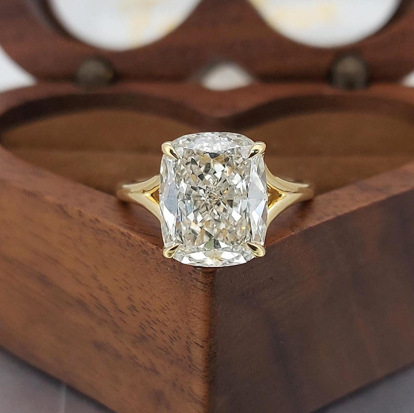 Bague de fiançailles solitaire à diamant de laboratoire taille coussin de 4 carats certifié IGI Cushion cut 1Ct Moissanite taille brillant engagement ring in Gold or Platinum — custom handcrafted by Forever For Love