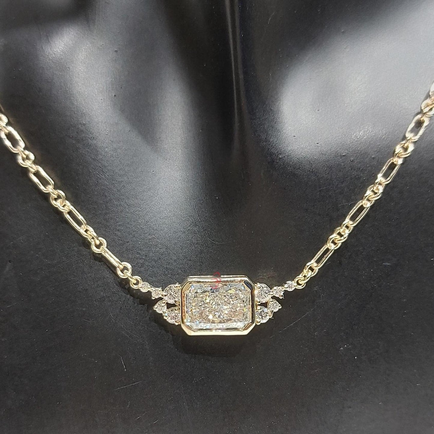 Strahlender Diamant-Solitär-Anhänger mit schwebender Fassung und 45 cm langer Gliederkette, IGI-zertifiziert, 4 Karat, F-Farbe, VS1-Klarheit, 14 Karat Gelbgold. Moissanite engagement ring in Gold or Platinum — custom handcrafted by Forever For Love