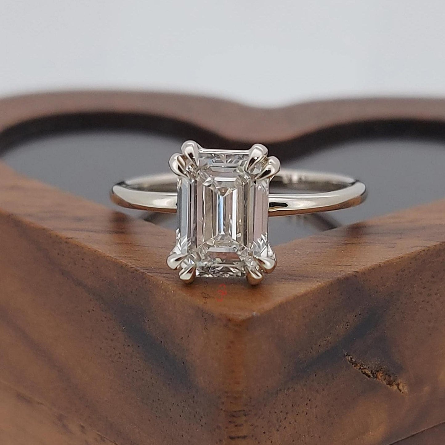 2 Karat IGI zertifizierter Smaragd-Diamant-Verlobungsring mit verstecktem Smaragd-Halo Emerald cut Moissanite engagement ring in 935 Argentium Silber — custom handcrafted by Forever For Love