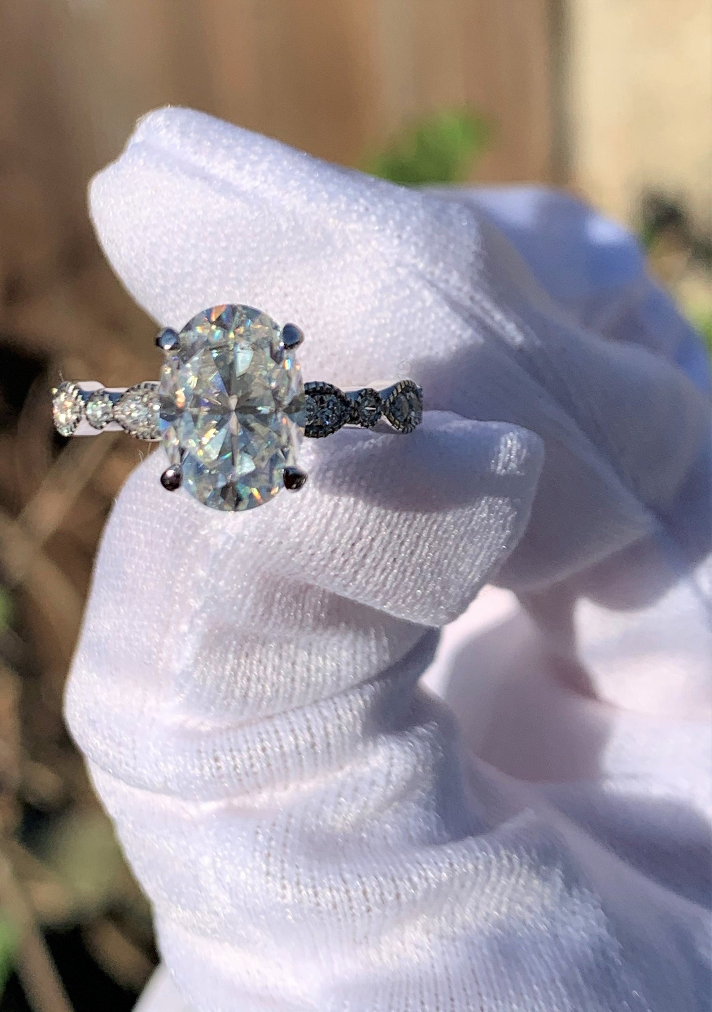 2 Karat ovaler Moissanit Art-déco-Verlobungsring mit Diamantakzenten Oval cut Moissanite engagement ring in 935 Argentium Silber — custom handcrafted by Forever For Love
