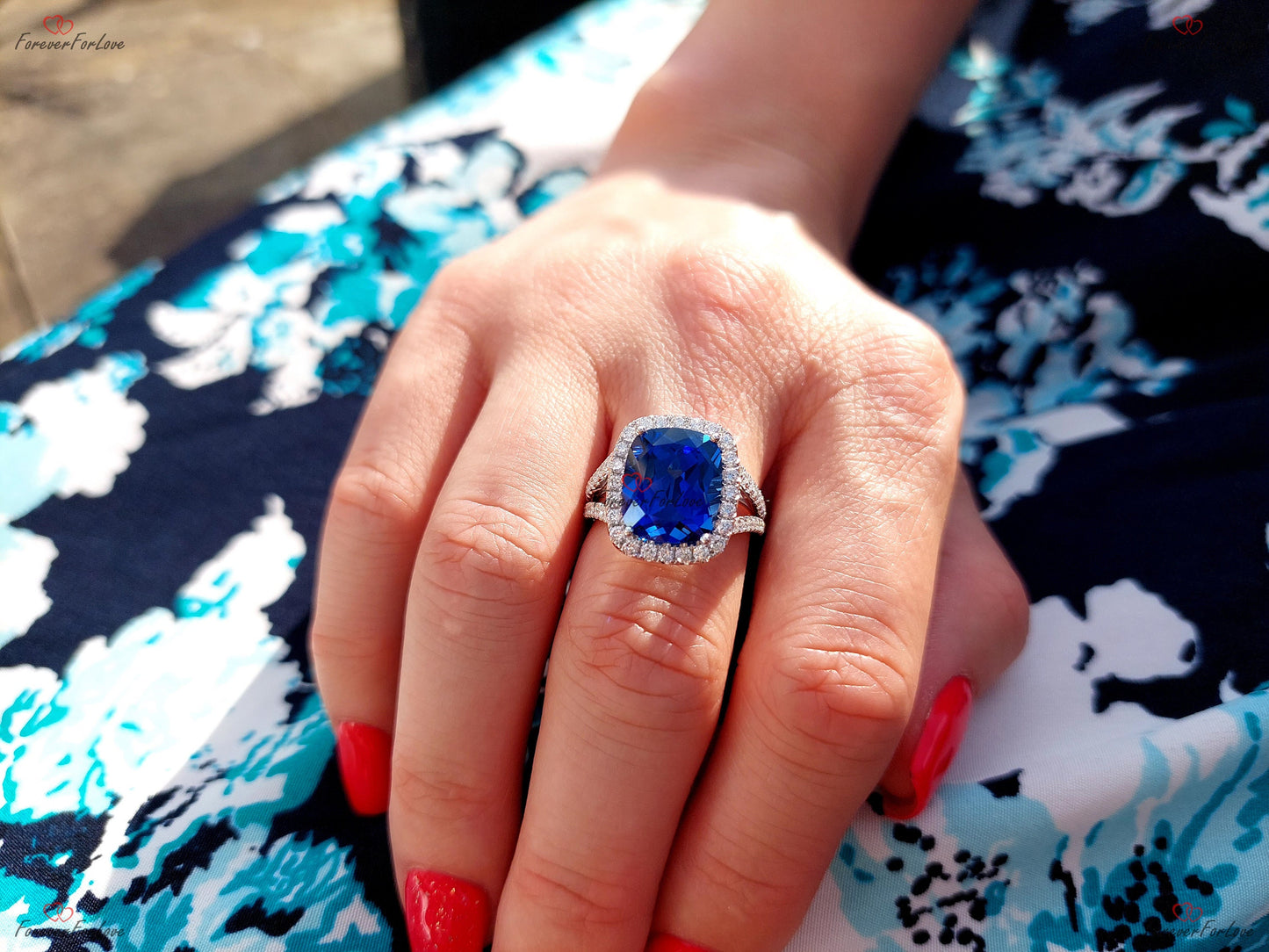 Bague de Fiançailles Halo Saphir Coussin 6,5 Ct avec Pavé Diamant Cushion cut 1Ct Saphir naturel engagement ring in Gold or Platinum — custom handcrafted by Forever For Love