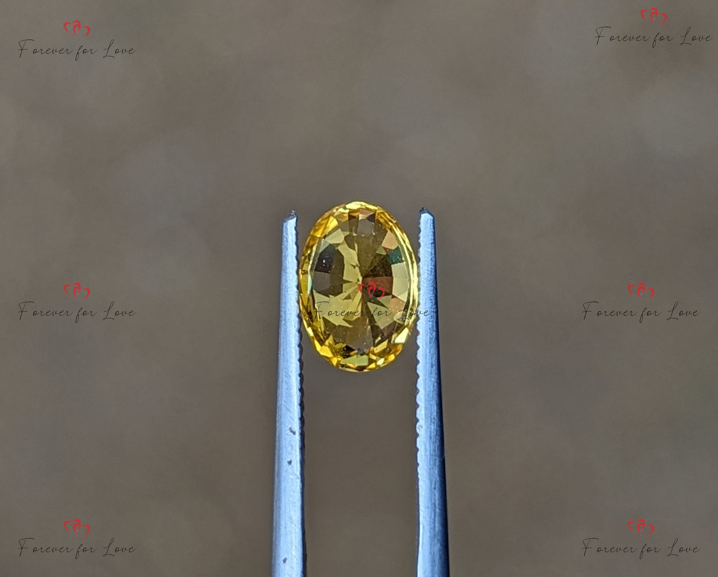 Ein natürlicher, eleganter, wärmebehandelter, aus Ceylon stammender, goldgelber Saphir im Ovalschliff. Dieser Stein wiegt 1,06 Karat. Moissanite engagement ring in Gold or Platinum — custom handcrafted by Forever For Love