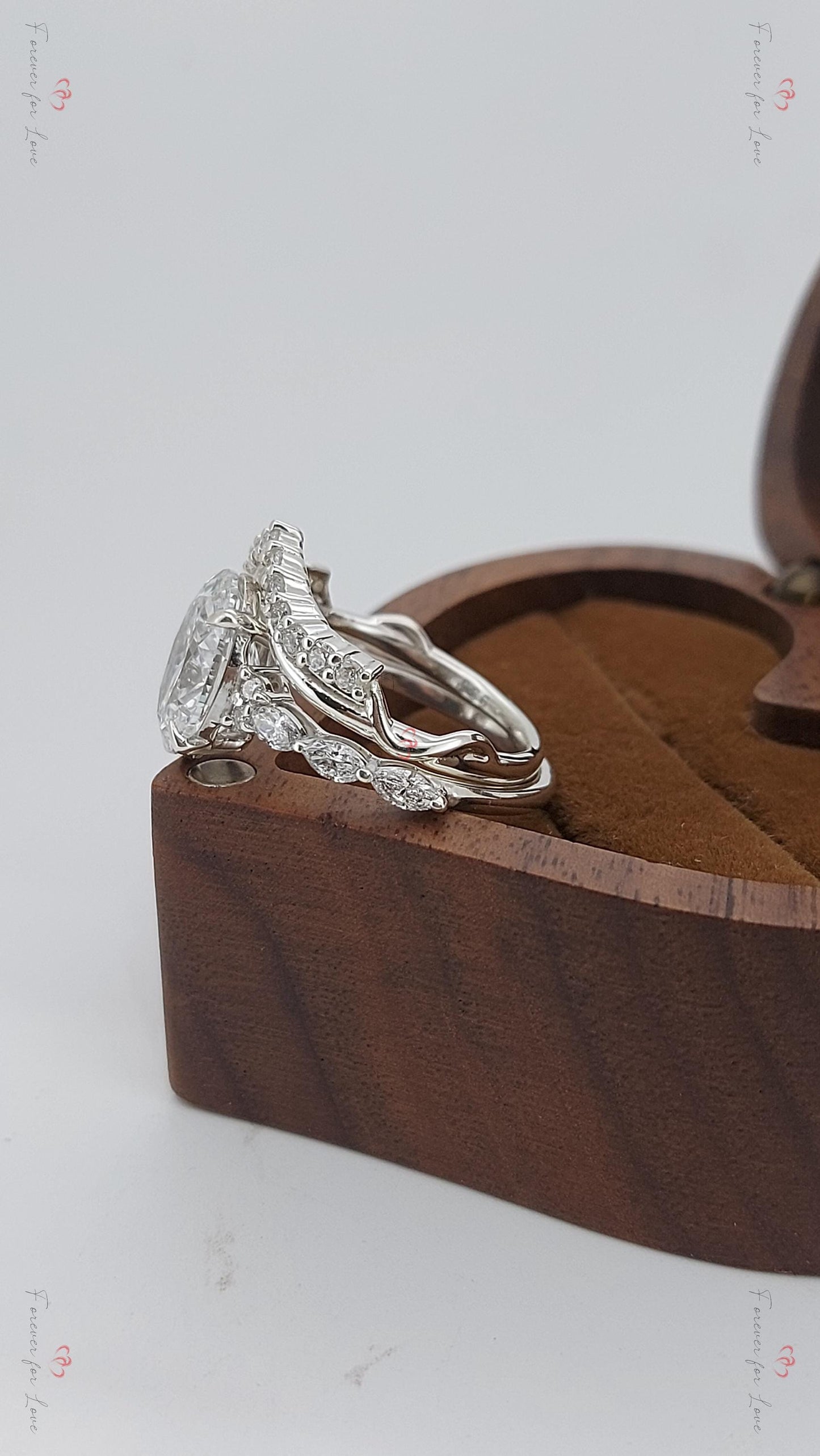Bague ovale 3 carats en diamant de laboratoire avec halo caché Oval cut Moissanite, taille brillant engagement ring in Gold or Platinum — custom handcrafted by Forever For Love