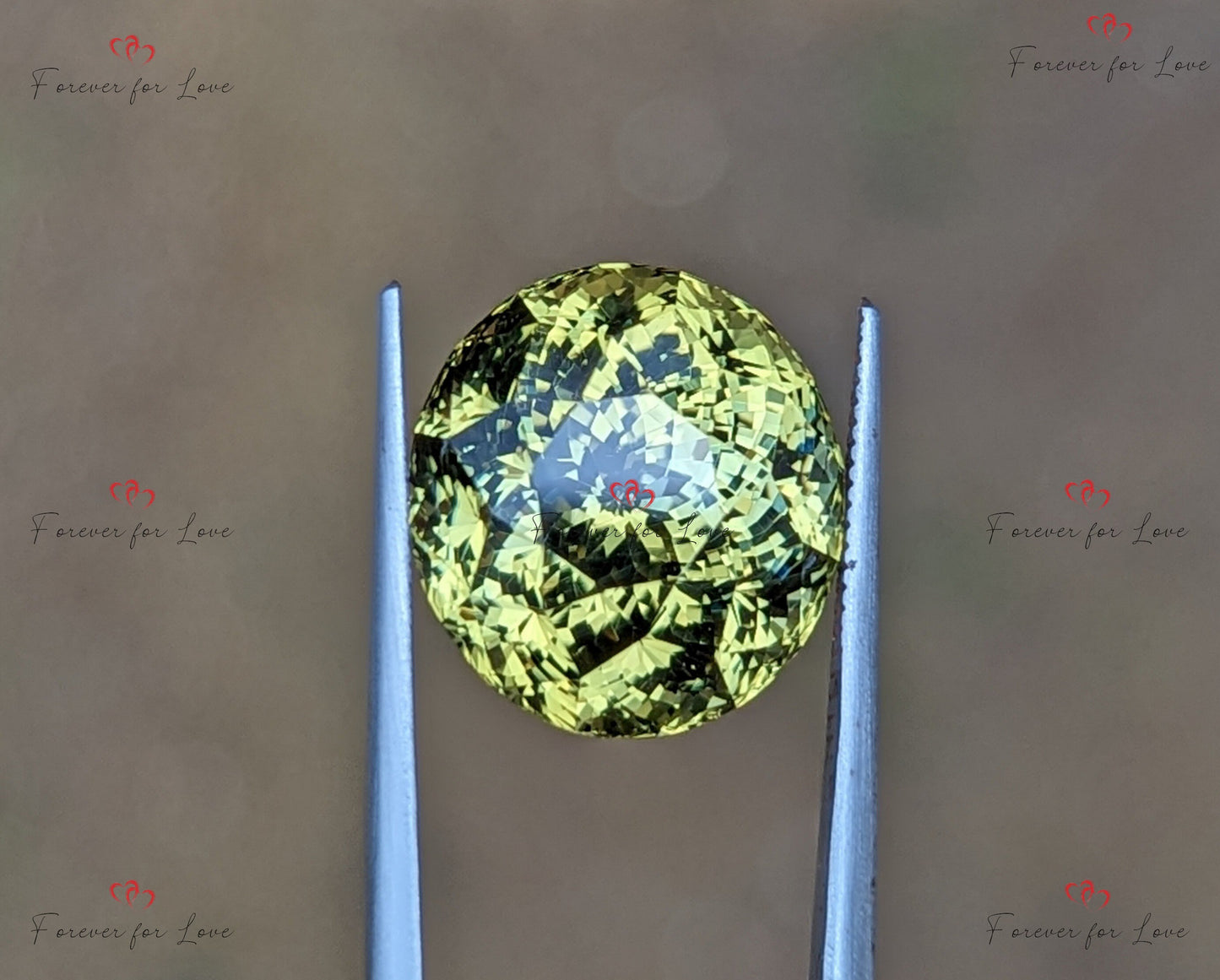 Ein natürlicher, wunderschöner, unbehandelter, riesiger, grüner Ceylon-Chrysoberyll mit einem dominanten Gelbgrün, personalisiertes Schmuckgeschenk für sie Moissanite engagement ring in Gold or Platinum — custom handcrafted by Forever For Love