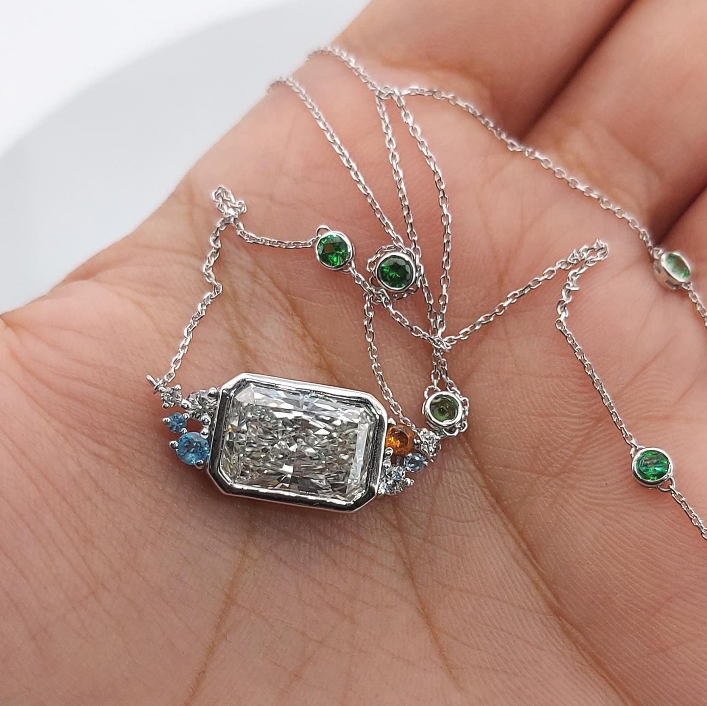 Strahlender Radiant-Schliff Diamant Solitaire Floating Anhänger mit 45 cm Kette, IGI-zertifiziert 4 Karat F-Farbe VS1 Reinheit 14 Karat Gelbgold. Moissanite engagement ring in Gold or Platinum — custom handcrafted by Forever For Love