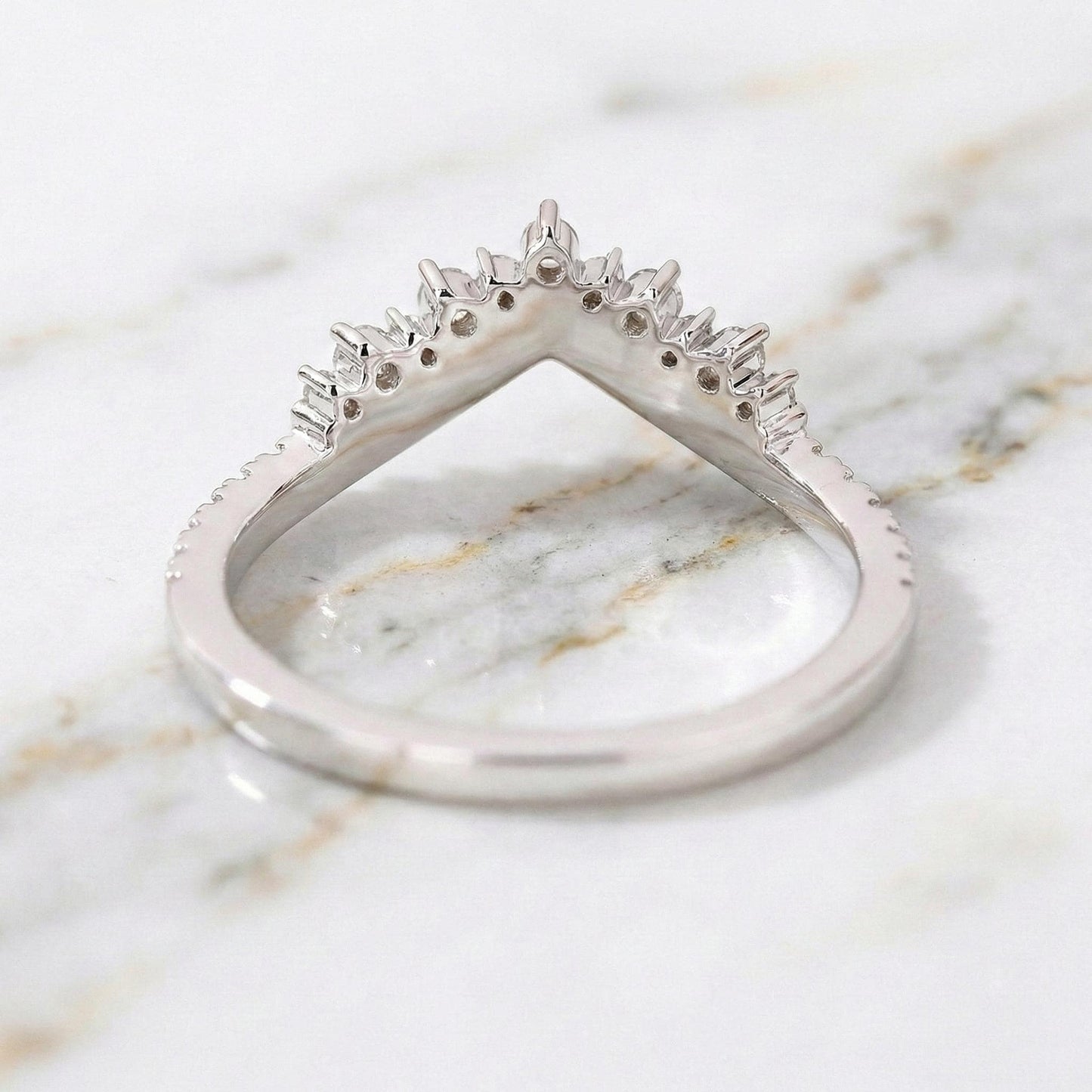 Alliance de mariage Tiara en diamant rond pour bague de fiançailles, alliance Chevron en V, alliance demi-éternité, alliance empilable assortie en diamant de laboratoire Round cut Moissanite taille brillant engagement ring in Gold or Platinum — custom handcrafted by Forever For Love