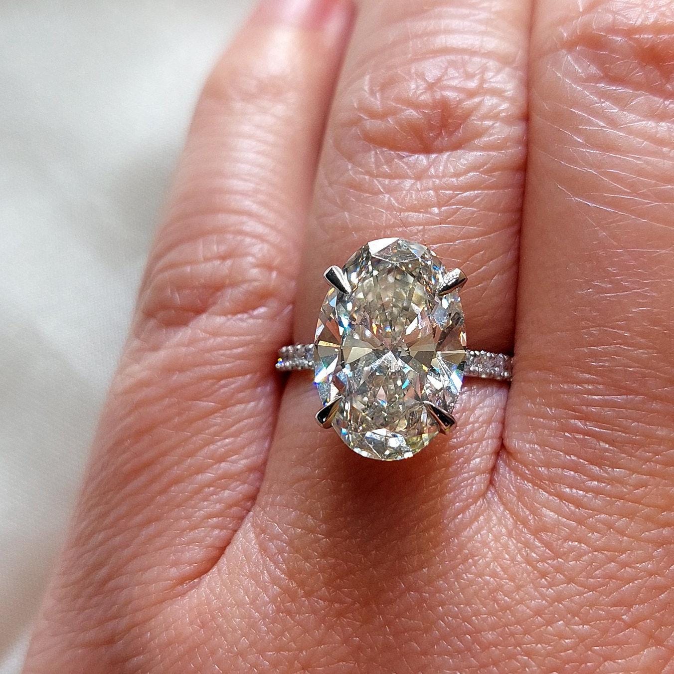 Verlobungsring aus 8 Karat ovalem Moissanit mit verdecktem Pavé Oval cut Moissanite engagement ring in 935er Argentium Silber — custom handcrafted by Forever For Love