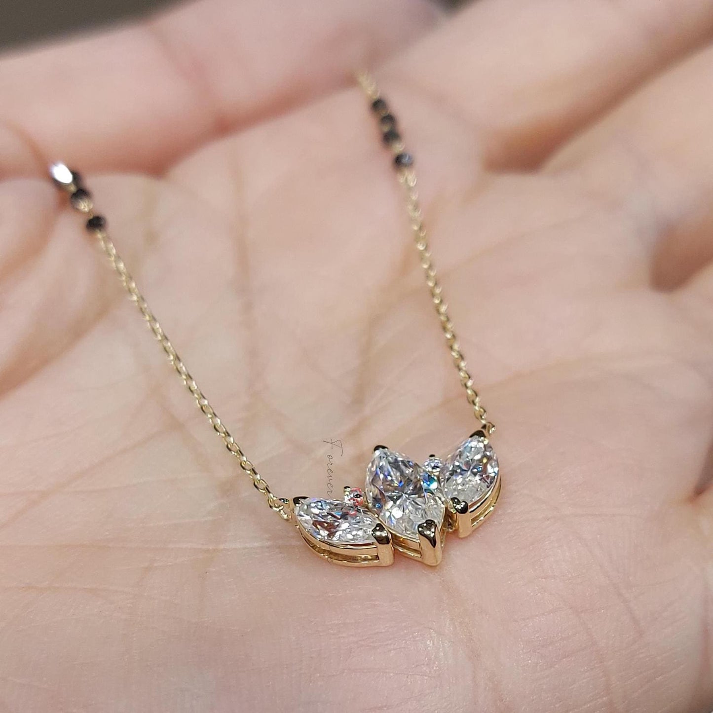 Mangalsutra Moissanite & Perles Noires, Collier Chaîne en Or, Bijoux Perles Faits Main, Collier de Mariage, Collier Diamant Véritable, cadeau pour elle. Moissanite engagement ring in Gold or Platinum — custom handcrafted by Forever For Love