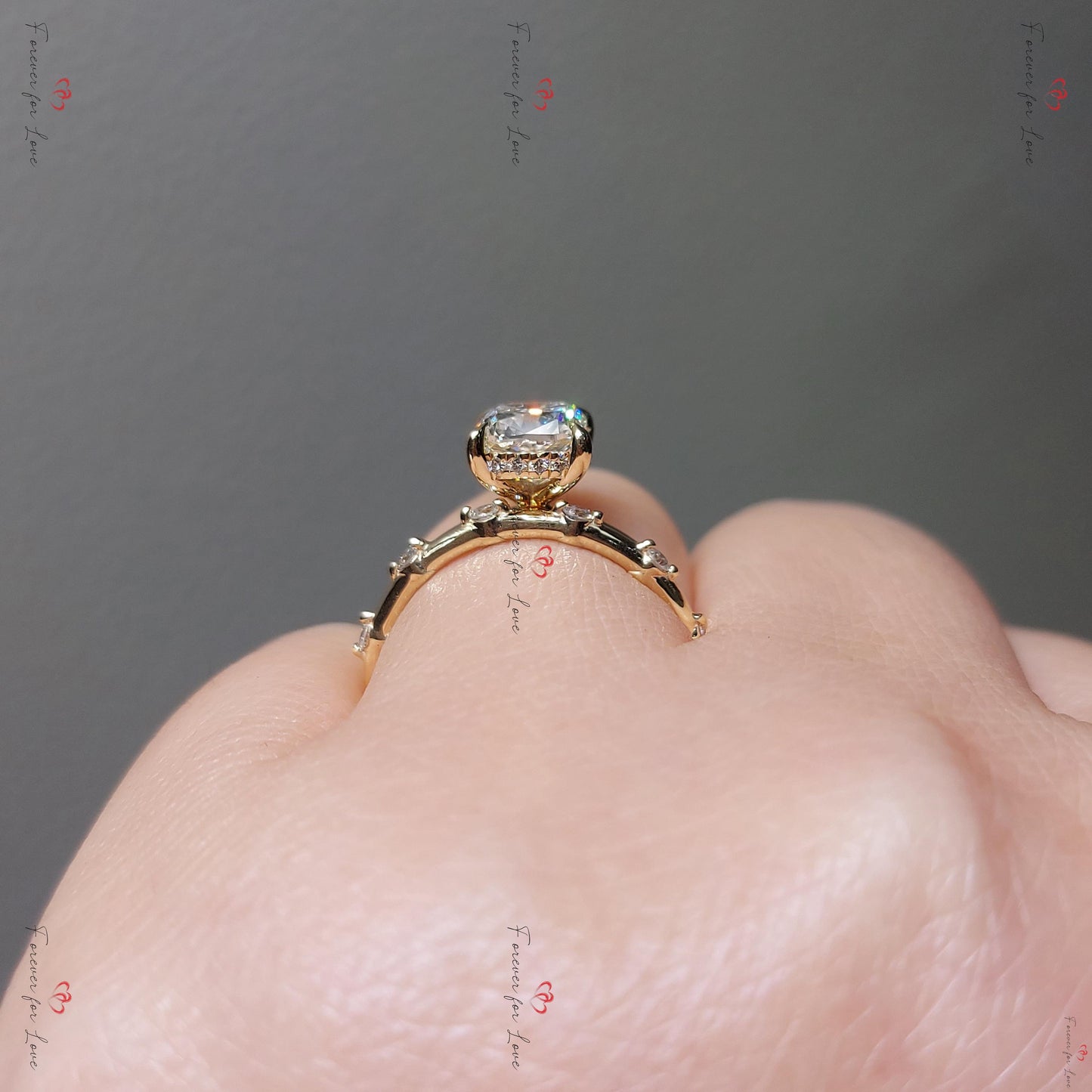 3 Karat Kissen-Labor-Diamant Drei-Viertel-Ewigkeitsring Cushion cut Moissanite engagement ring in 935 Argentium Silber — custom handcrafted by Forever For Love