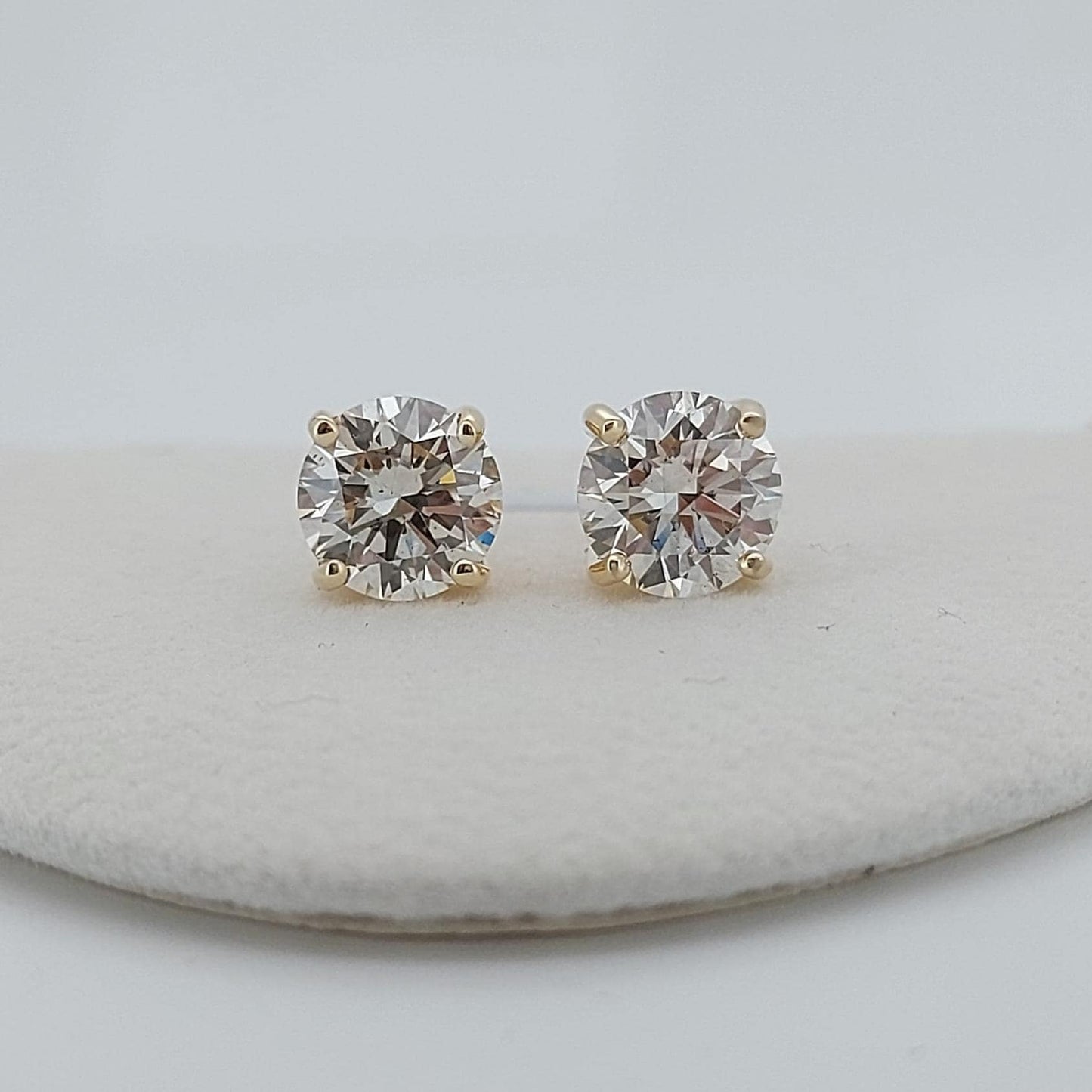 Boucles d'oreilles clous en or jaune avec diamants ronds de laboratoire totalisant 4 carats, clous en diamant, véritables clous en diamant pour anniversaire, cadeau de Saint-Valentin pour elle 0,5 carat Moissanite engagement ring in Gold or Platinum — custom handcrafted by Forever For Love